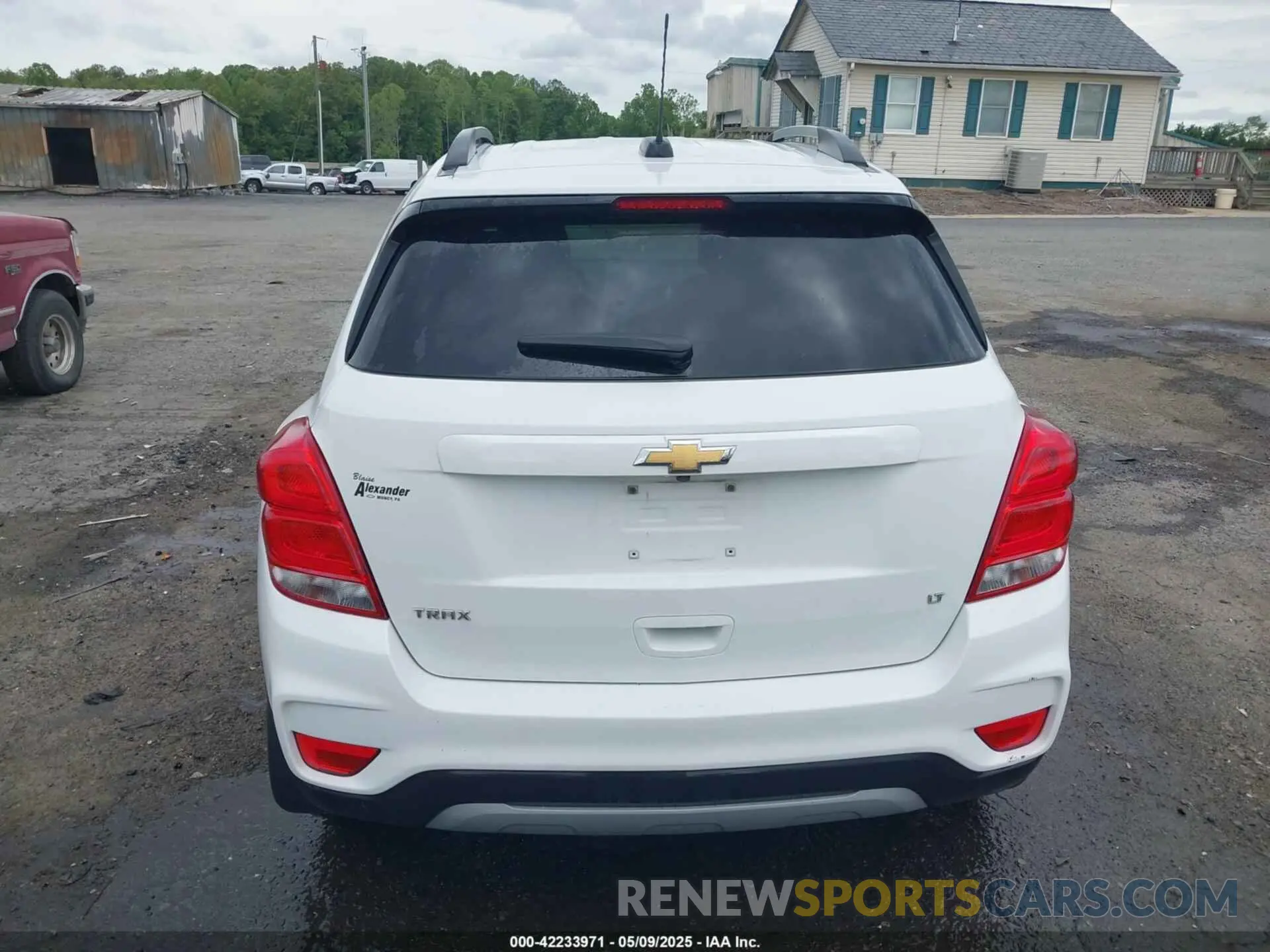 17 Photograph of a damaged car KL7CJLSB4KB828096 CHEVROLET TRAX 2019