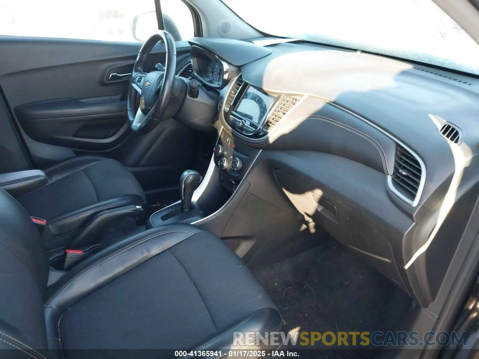 5 Photograph of a damaged car KL7CJLSB9KB744243 CHEVROLET TRAX 2019
