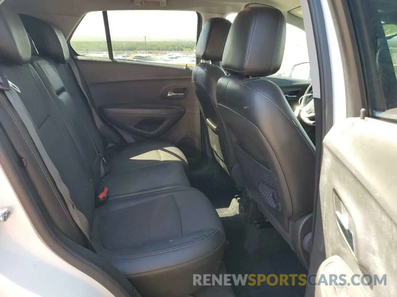 11 Photograph of a damaged car KL7CJLSBXKB821895 CHEVROLET TRAX 2019