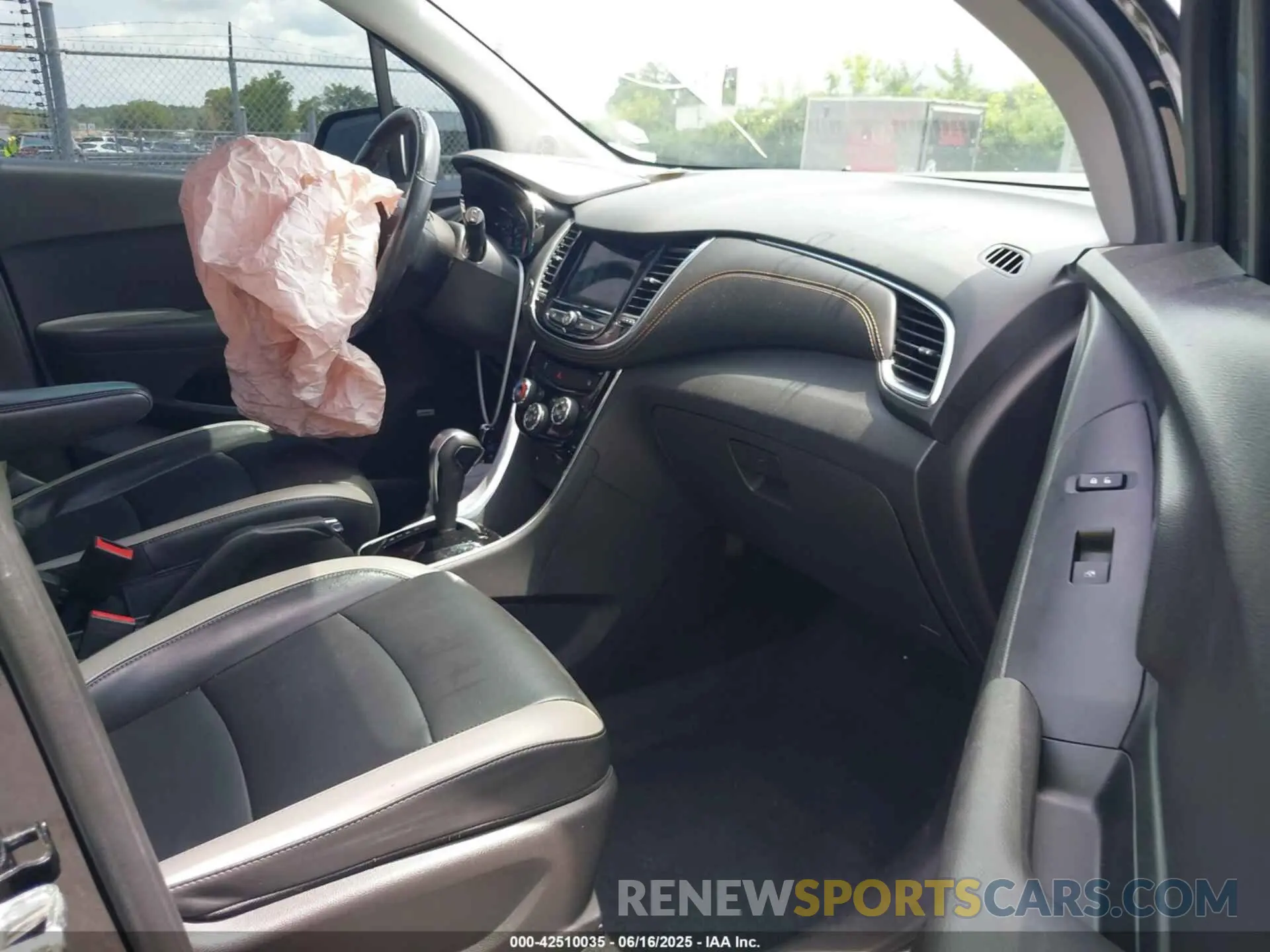 5 Photograph of a damaged car KL7CJMSB9KB815608 CHEVROLET TRAX 2019