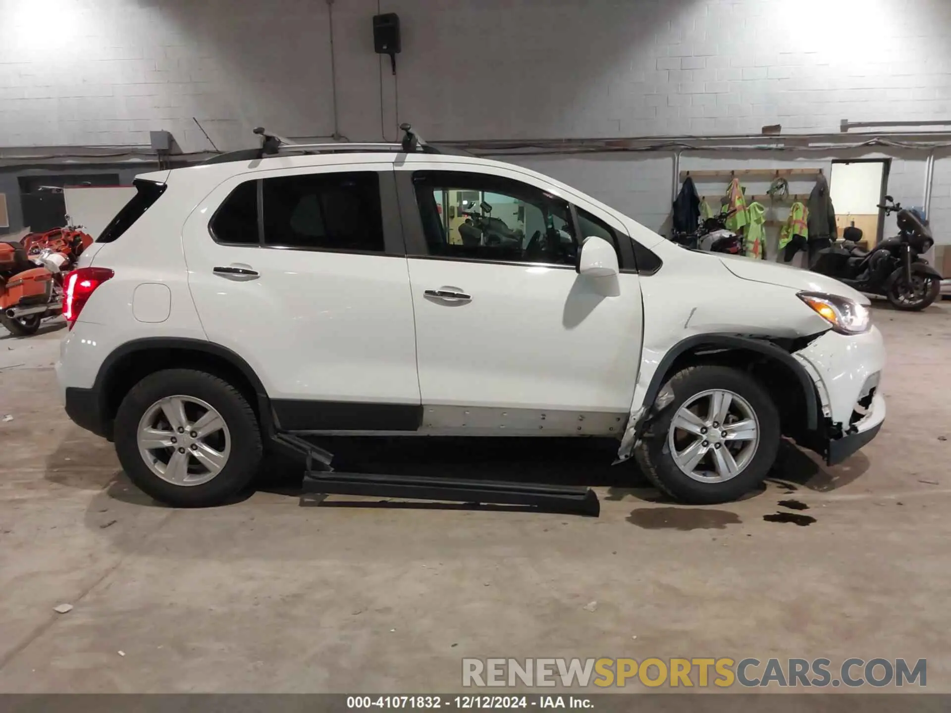 14 Фотография поврежденного автомобиля KL7CJPSB0KB895057 CHEVROLET TRAX 2019
