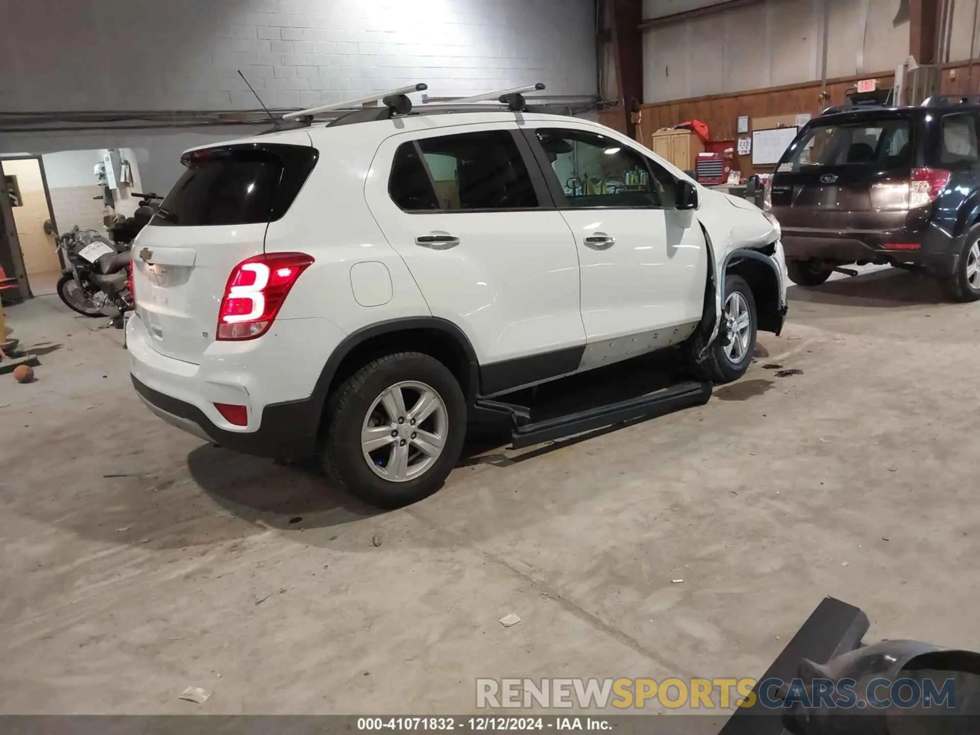 4 Фотография поврежденного автомобиля KL7CJPSB0KB895057 CHEVROLET TRAX 2019
