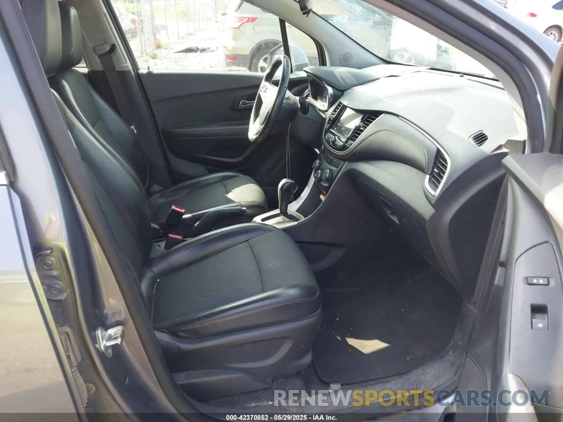 5 Фотография поврежденного автомобиля KL7CJPSB1KB744101 CHEVROLET TRAX 2019