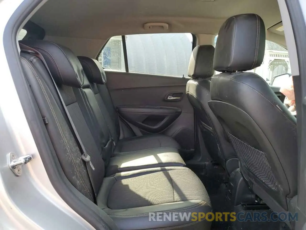 11 Photograph of a damaged car KL7CJPSB4KB736283 CHEVROLET TRAX 2019