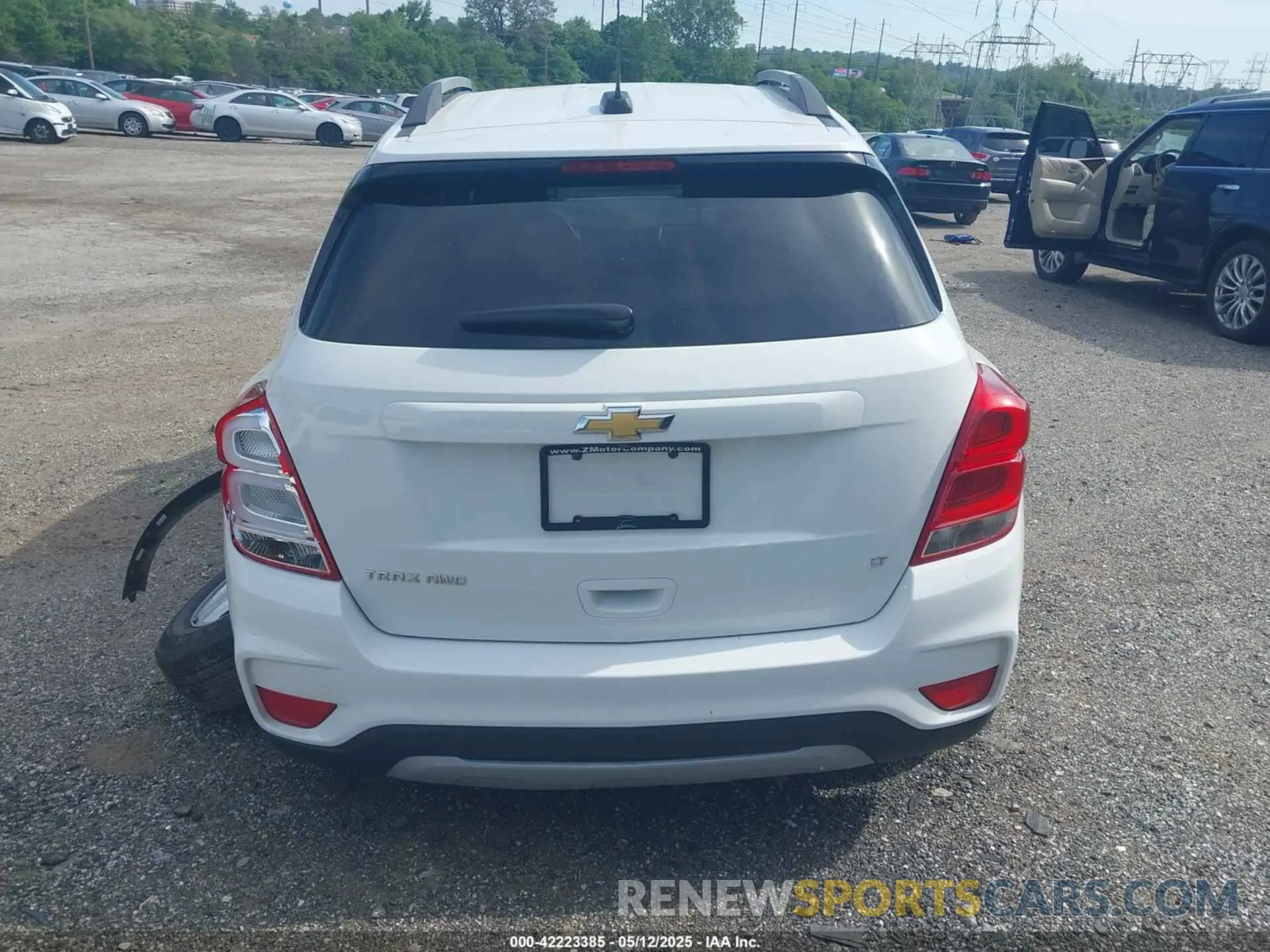 17 Photograph of a damaged car KL7CJPSBXKB757316 CHEVROLET TRAX 2019