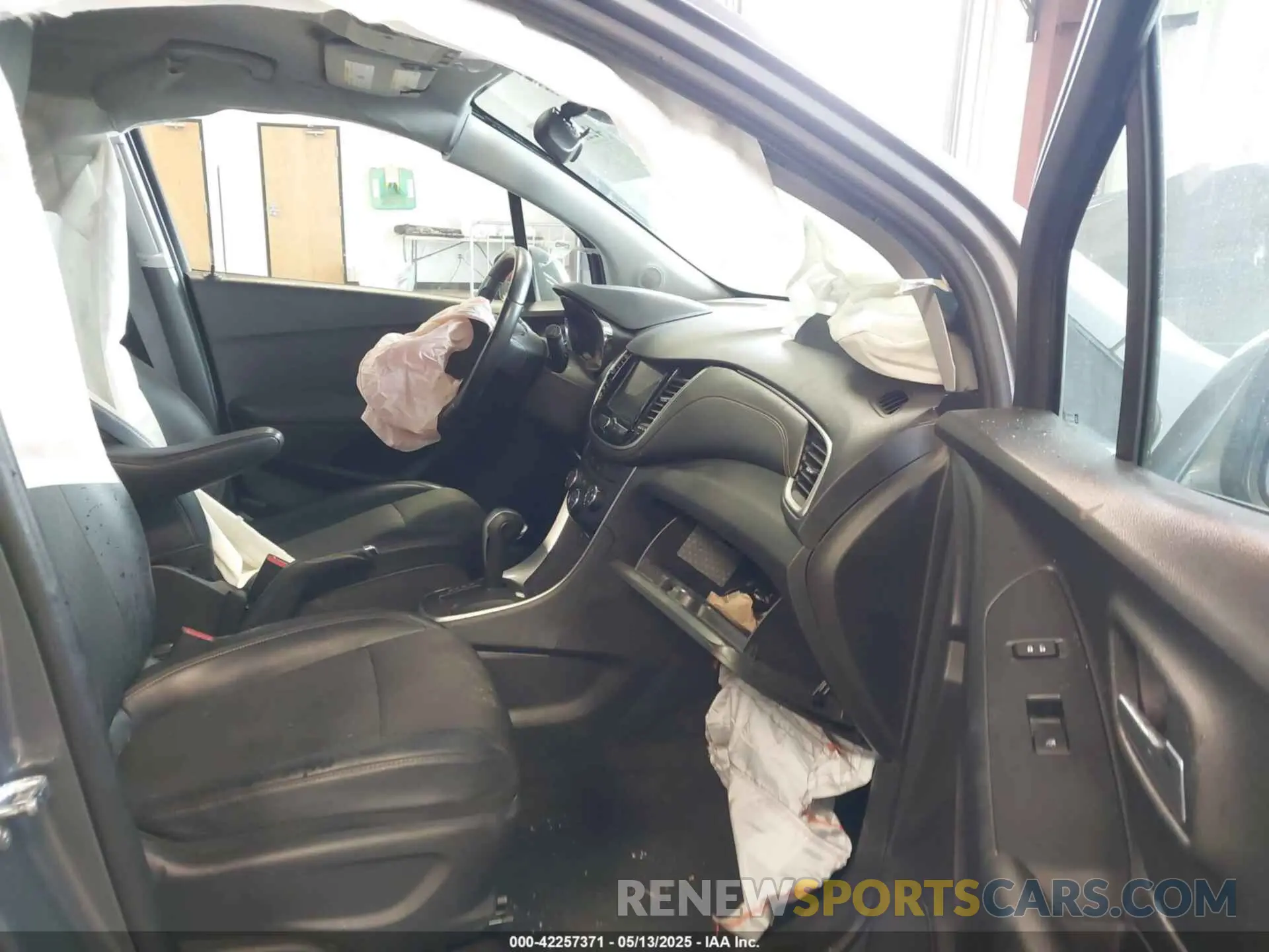 5 Photograph of a damaged car KL7CJPSBXKB843080 CHEVROLET TRAX 2019