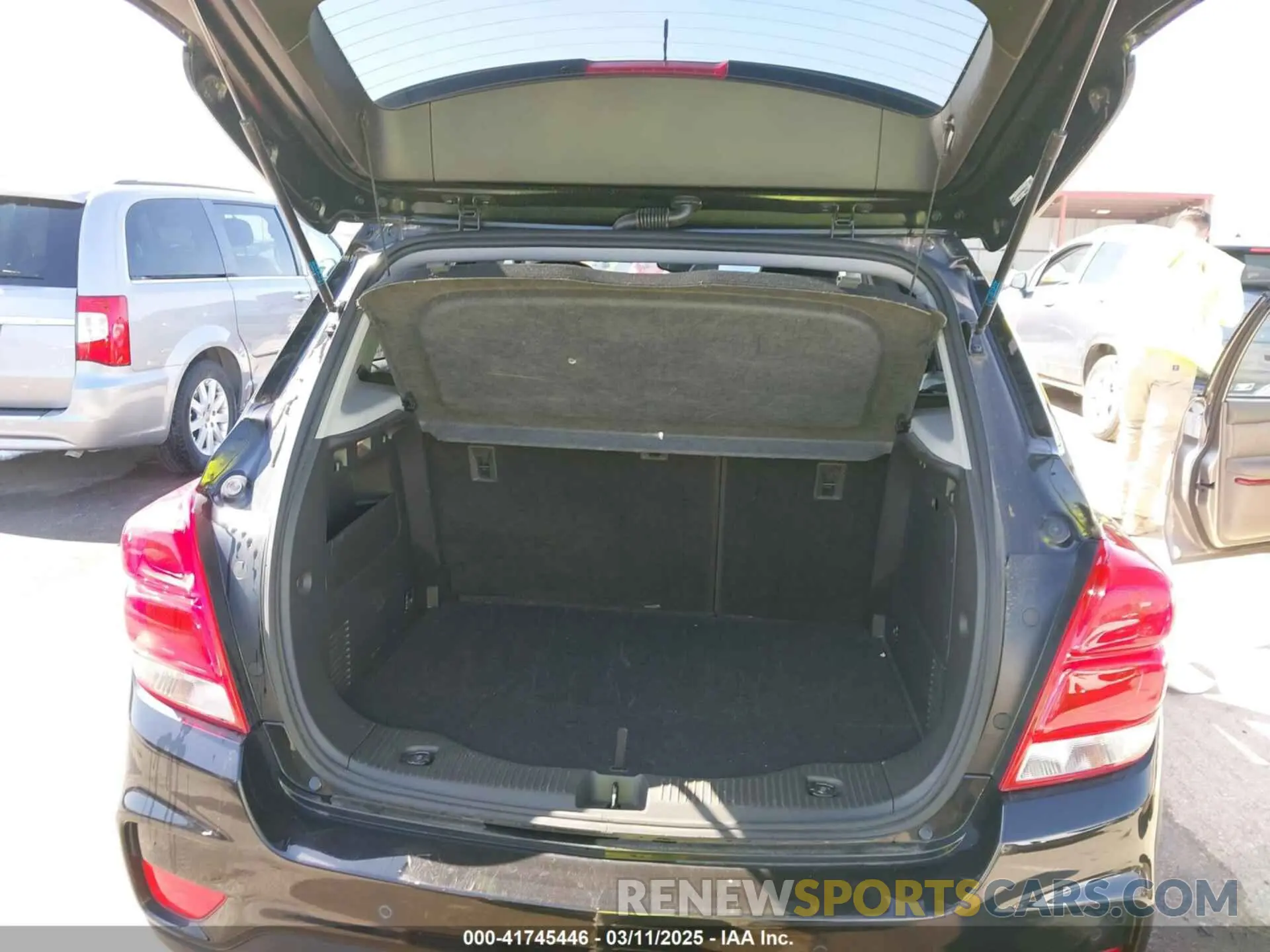 17 Photograph of a damaged car KL7CJRSB7KB854727 CHEVROLET TRAX 2019