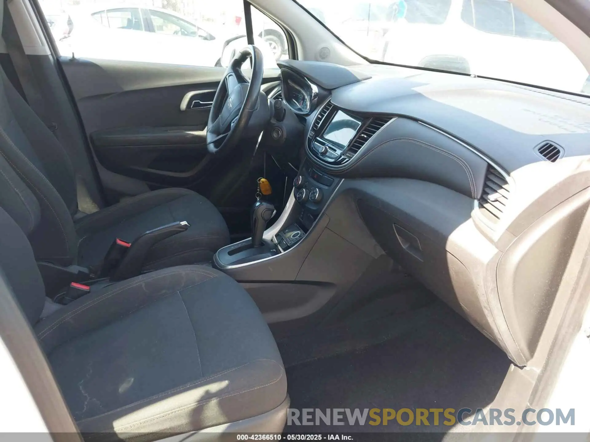 5 Photograph of a damaged car LSGCJKSB6KY008309 CHEVROLET TRAX 2019