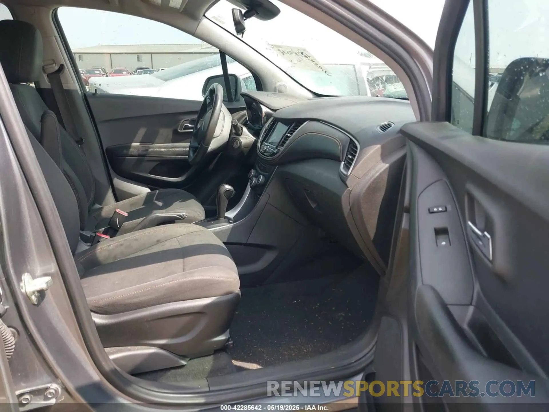 5 Photograph of a damaged car 3GNCJKSB3LL145570 CHEVROLET TRAX 2020