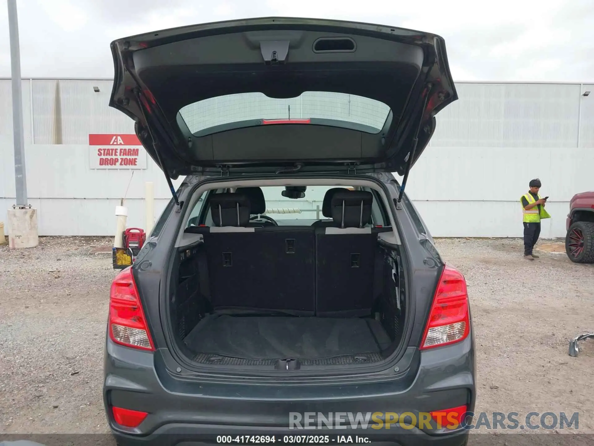 18 Photograph of a damaged car 3GNCJKSB7LL171718 CHEVROLET TRAX 2020