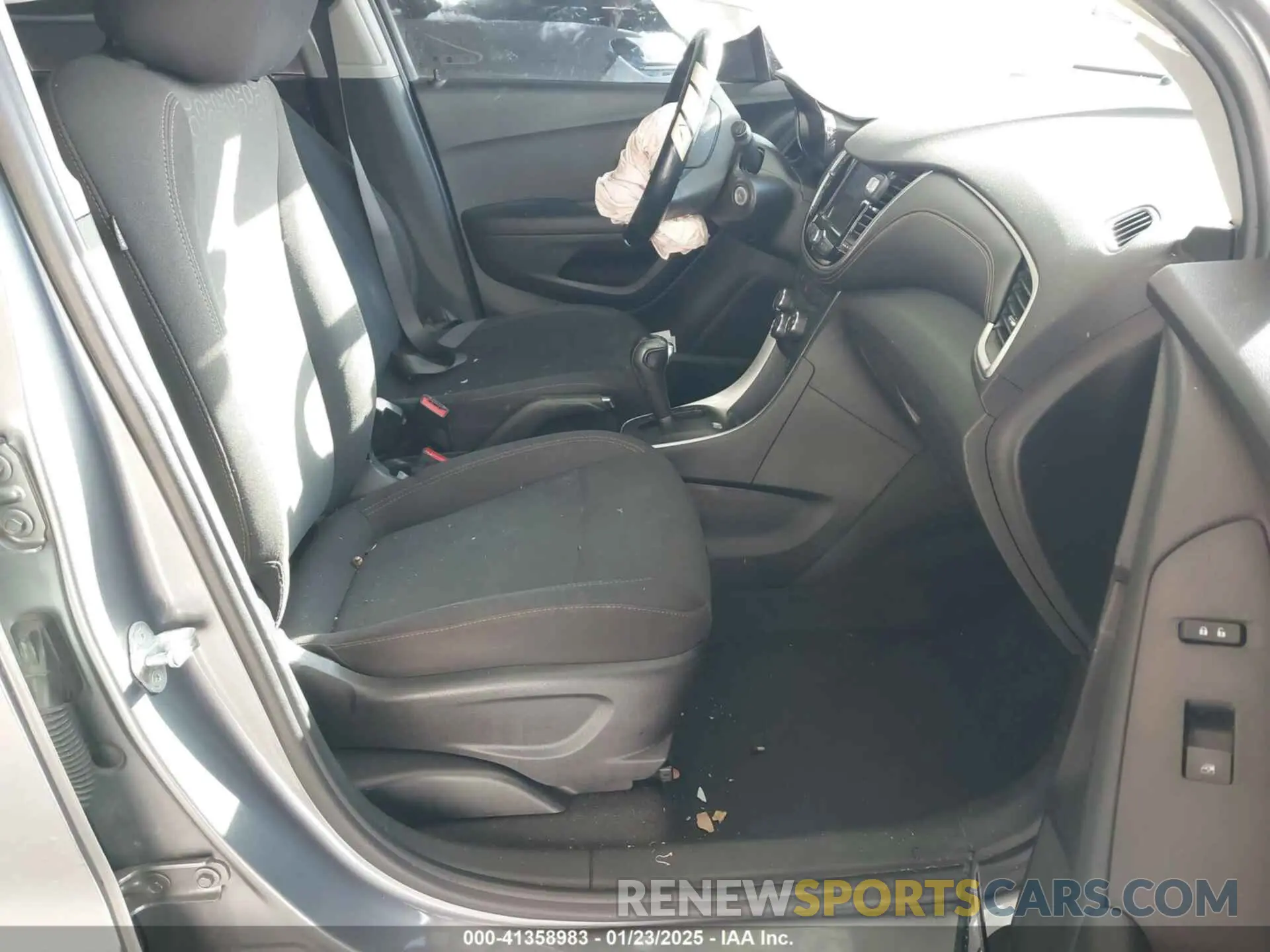 5 Photograph of a damaged car 3GNCJKSB7LL286075 CHEVROLET TRAX 2020