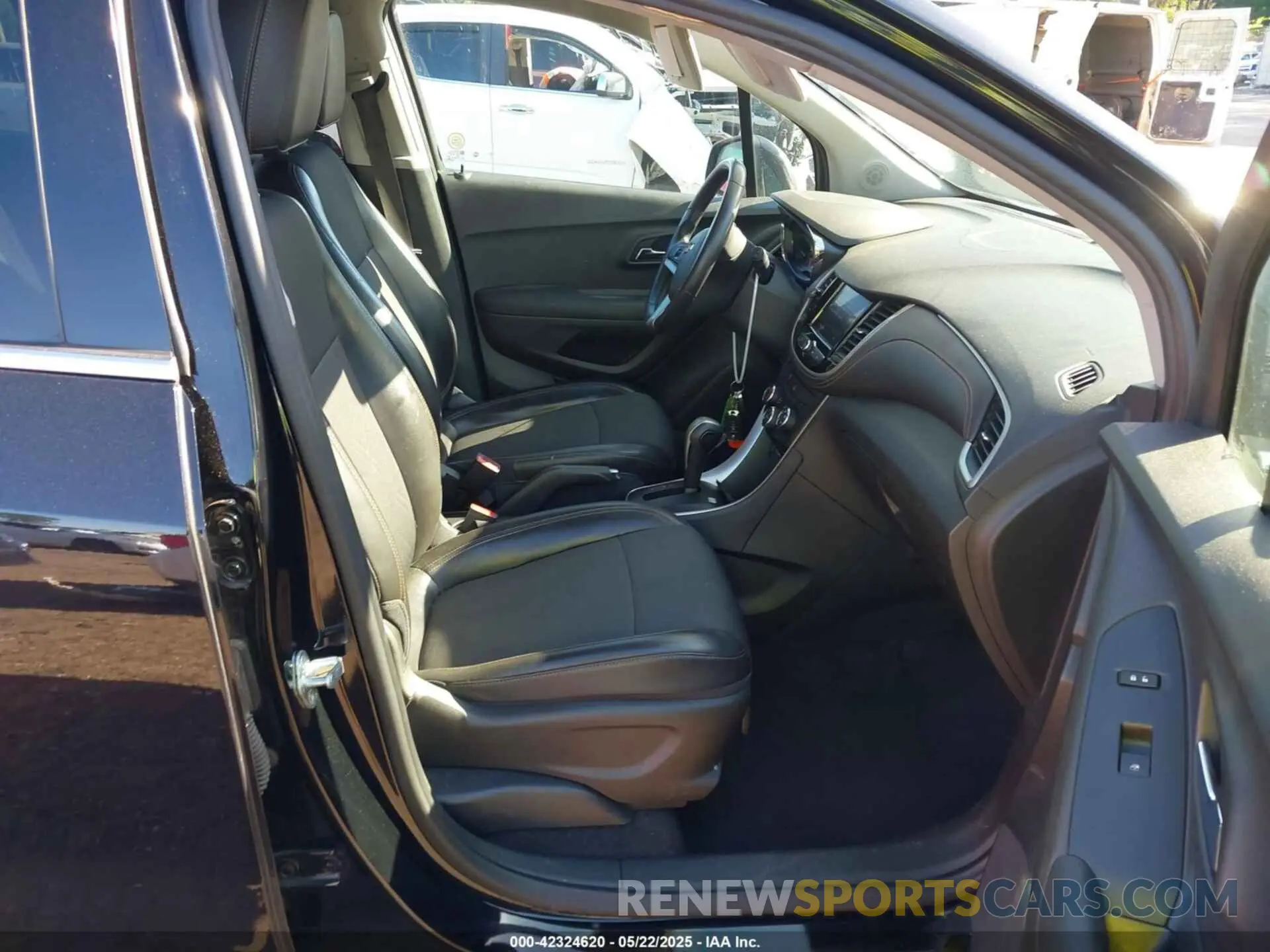 5 Photograph of a damaged car 3GNCJLSBXLL342340 CHEVROLET TRAX 2020