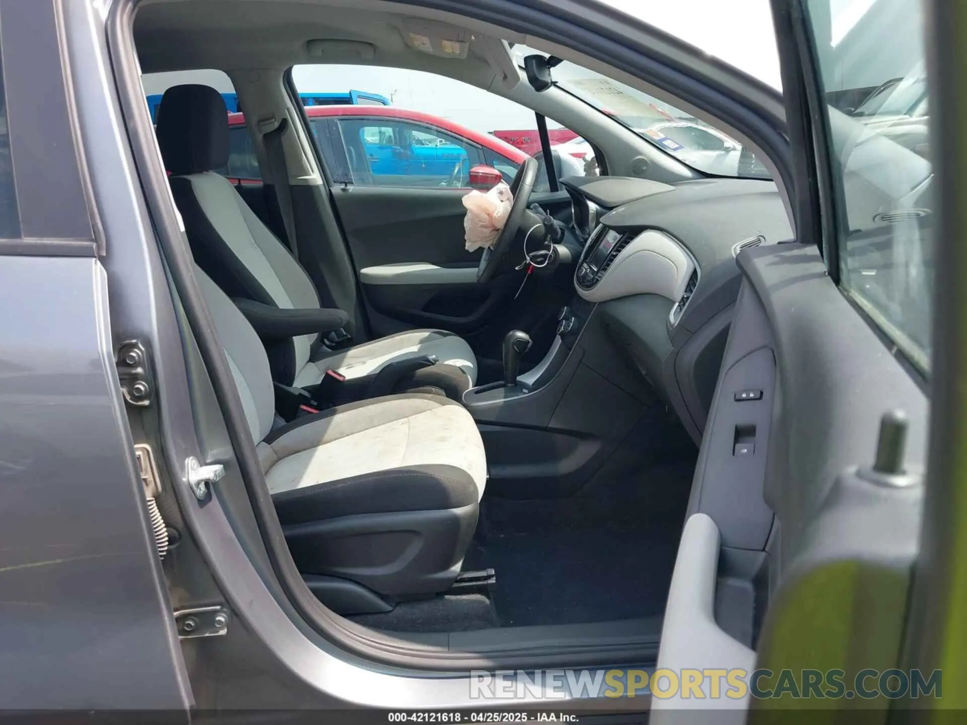 5 Photograph of a damaged car 3GNCJNSB4LL195895 CHEVROLET TRAX 2020