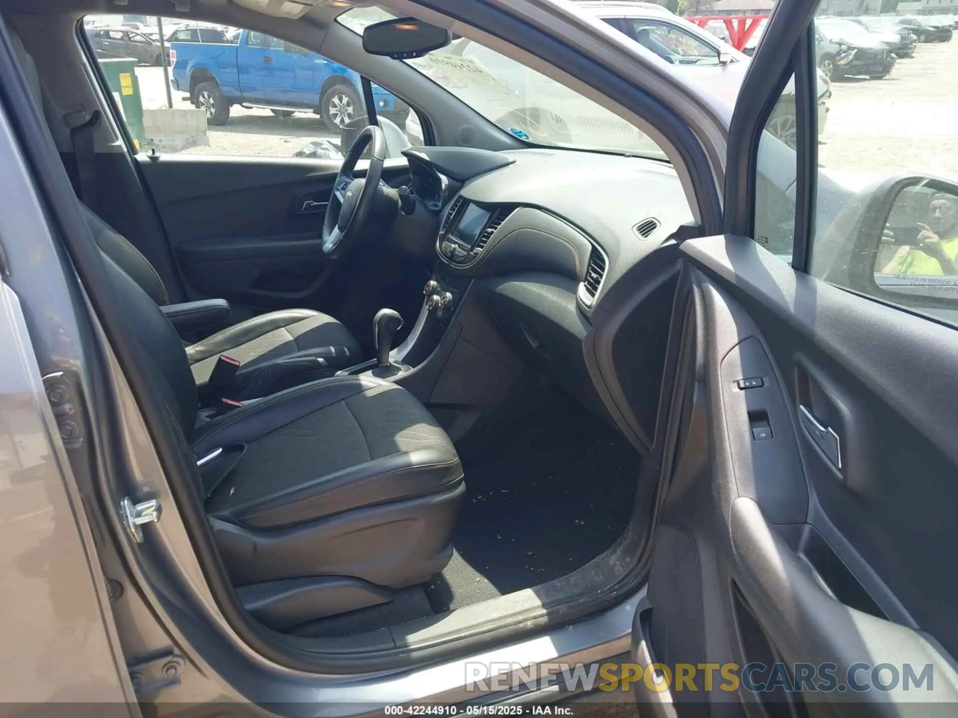 5 Photograph of a damaged car 3GNCJPSBXLL275553 CHEVROLET TRAX 2020