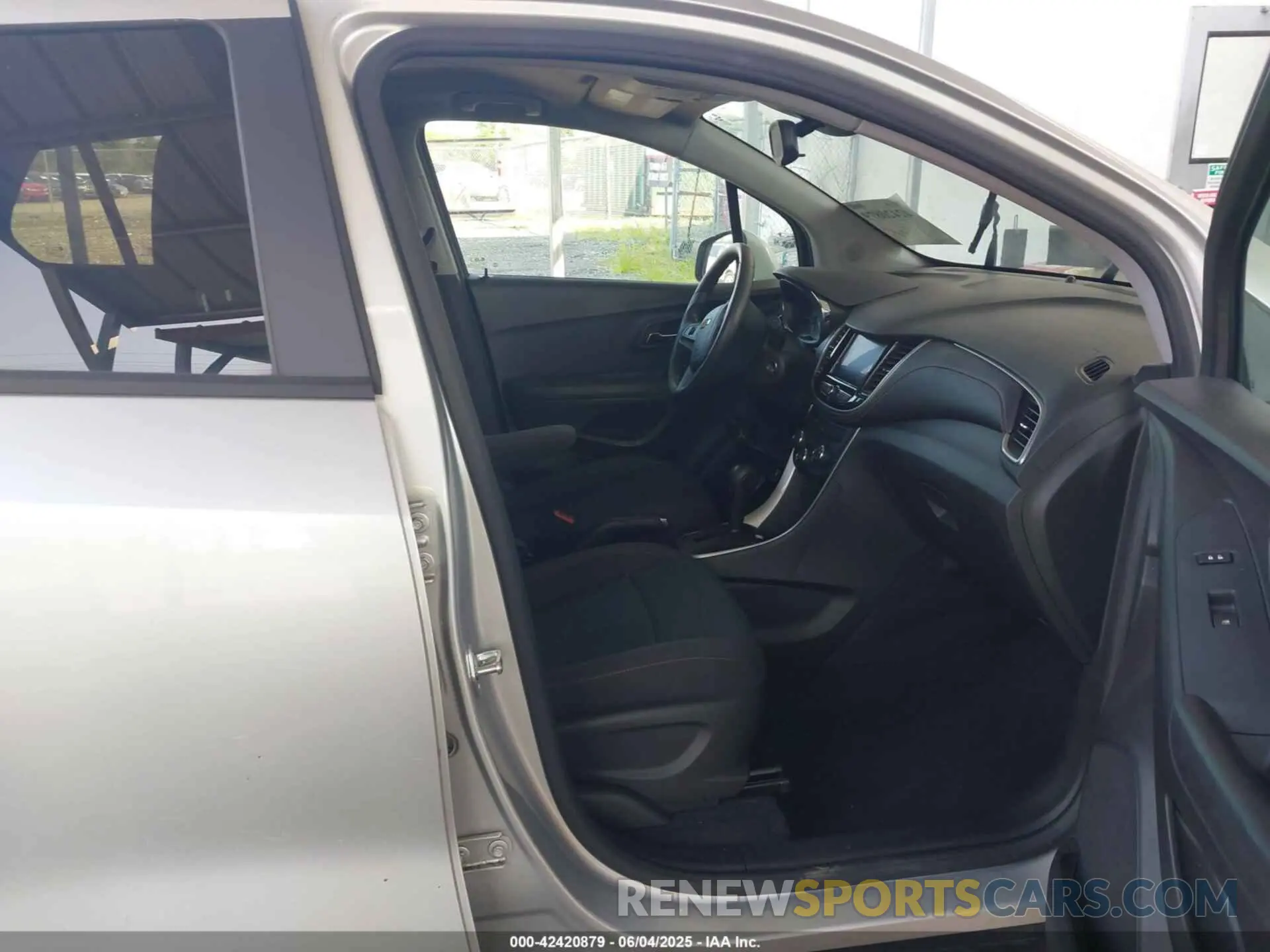 5 Photograph of a damaged car KL7CJKSB1LB024737 CHEVROLET TRAX 2020