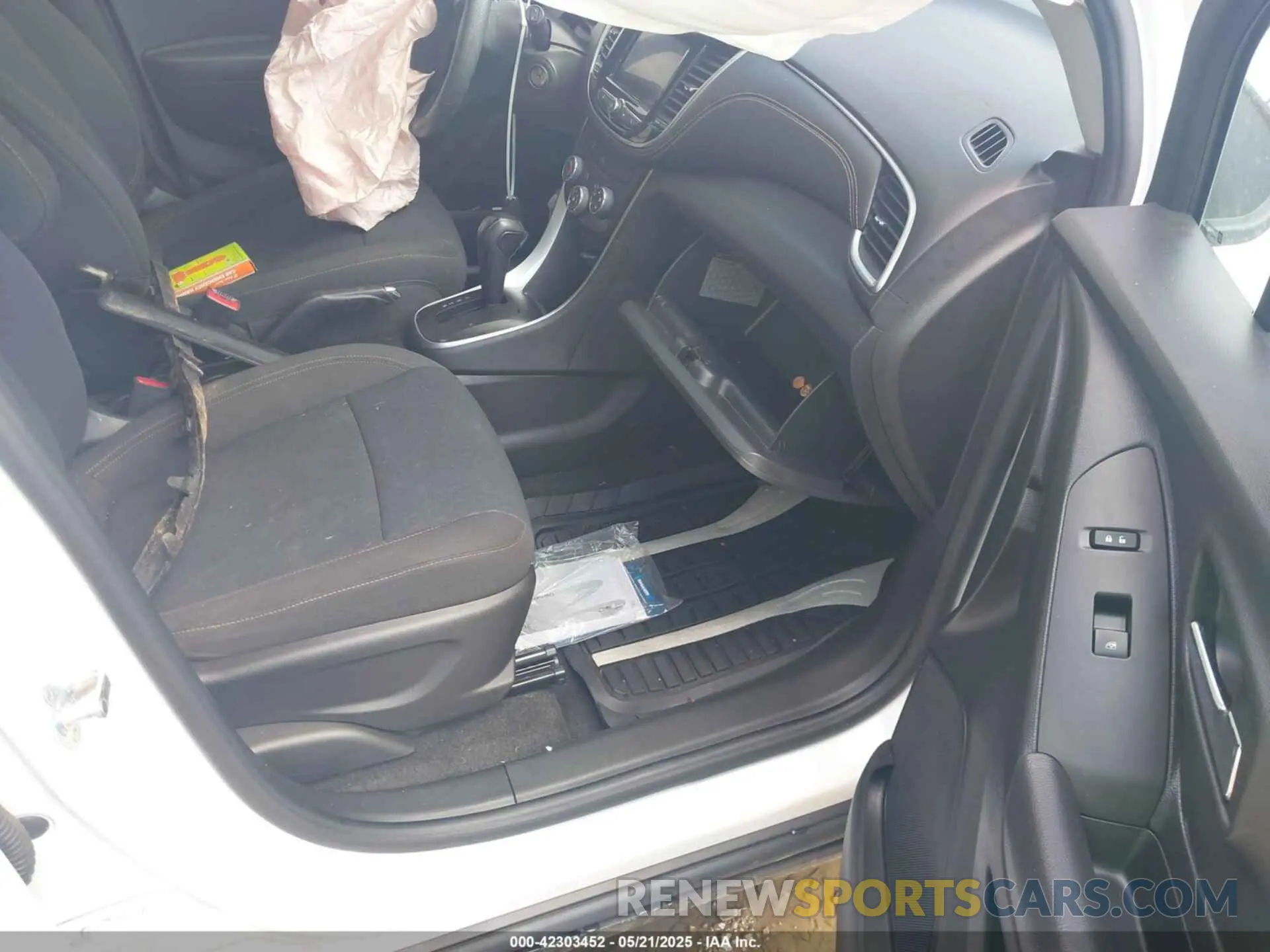 5 Photograph of a damaged car KL7CJKSB1LB056829 CHEVROLET TRAX 2020
