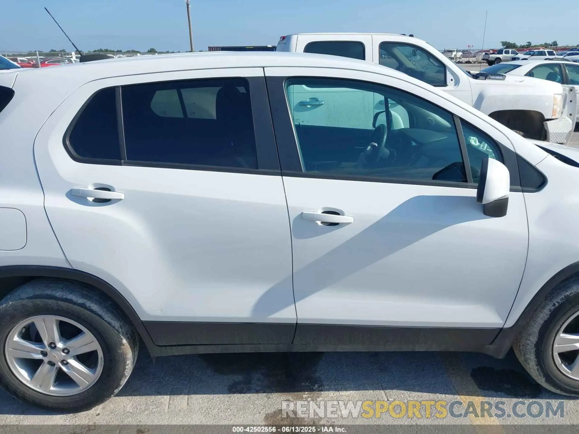 13 Photograph of a damaged car KL7CJKSB1LB059083 CHEVROLET TRAX 2020