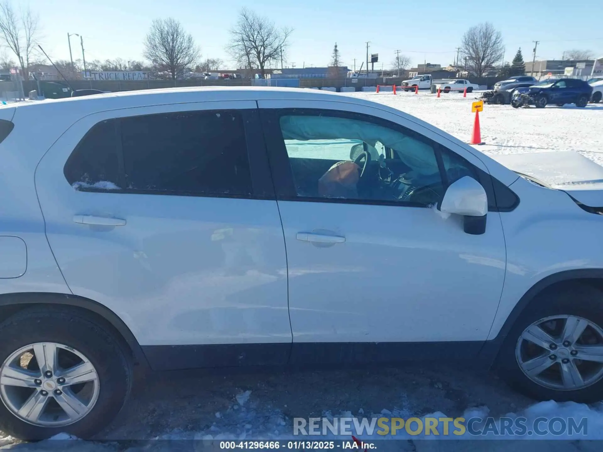 13 Фотография поврежденного автомобиля KL7CJKSB2LB327588 CHEVROLET TRAX 2020