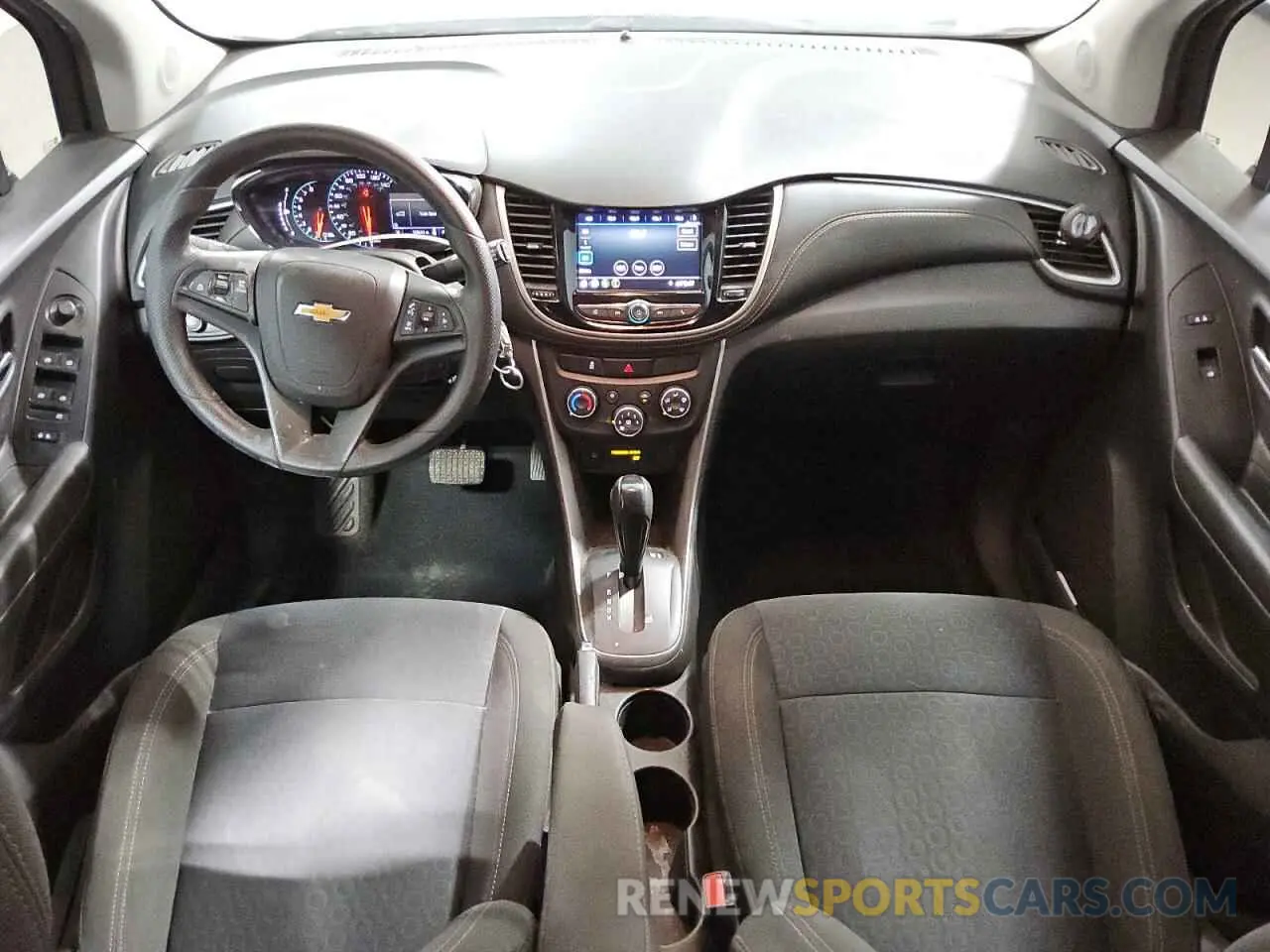 8 Фотография поврежденного автомобиля KL7CJKSB3LB027381 CHEVROLET TRAX 2020