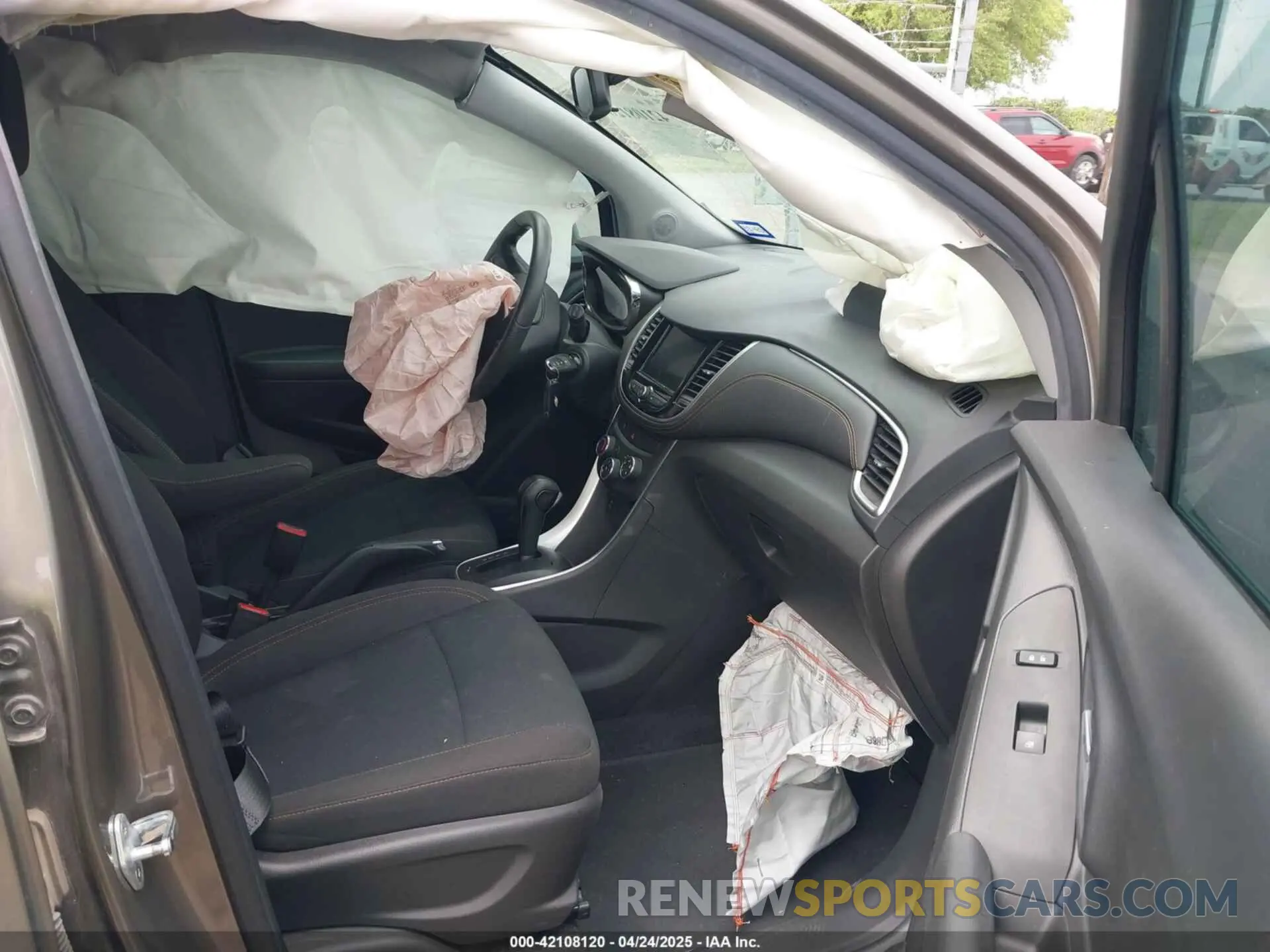 5 Photograph of a damaged car KL7CJKSB3LB345534 CHEVROLET TRAX 2020