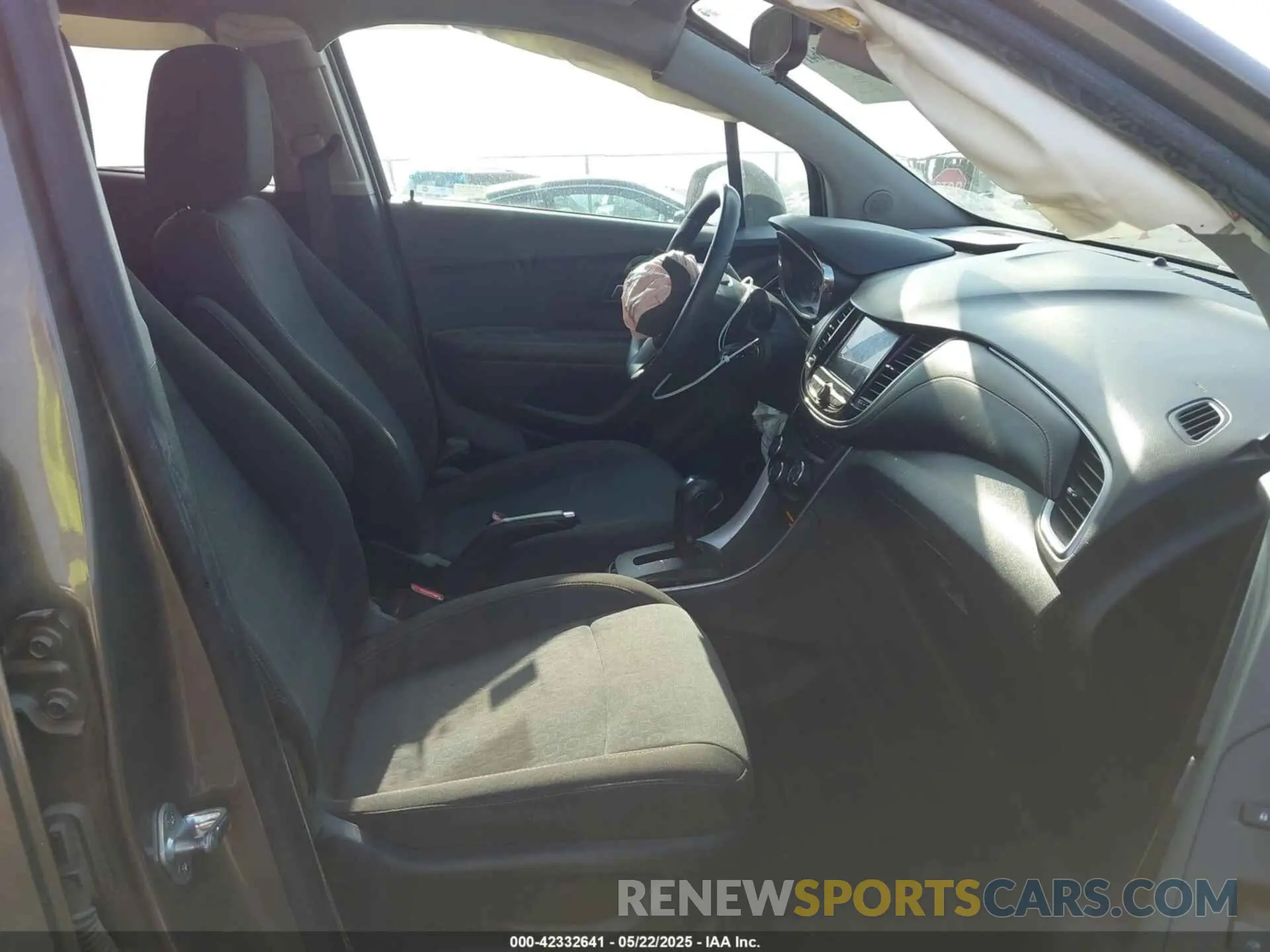 5 Photograph of a damaged car KL7CJKSB4LB334834 CHEVROLET TRAX 2020