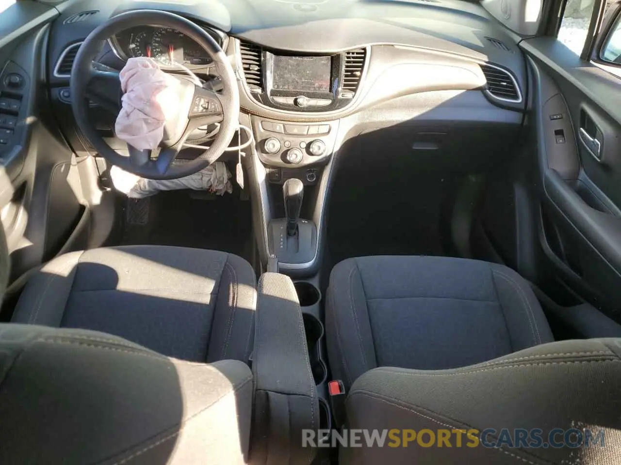 8 Photograph of a damaged car KL7CJKSB5LB318609 CHEVROLET TRAX 2020