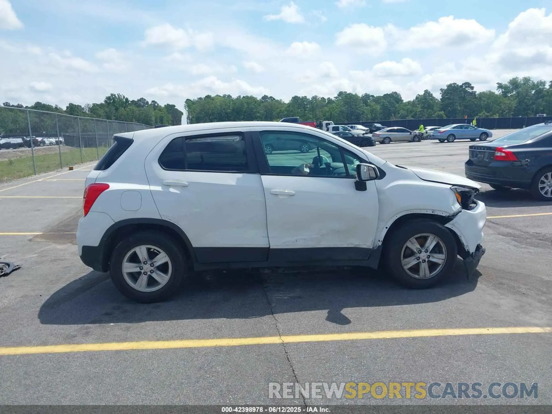 14 Photograph of a damaged car KL7CJKSB6LB030937 CHEVROLET TRAX 2020