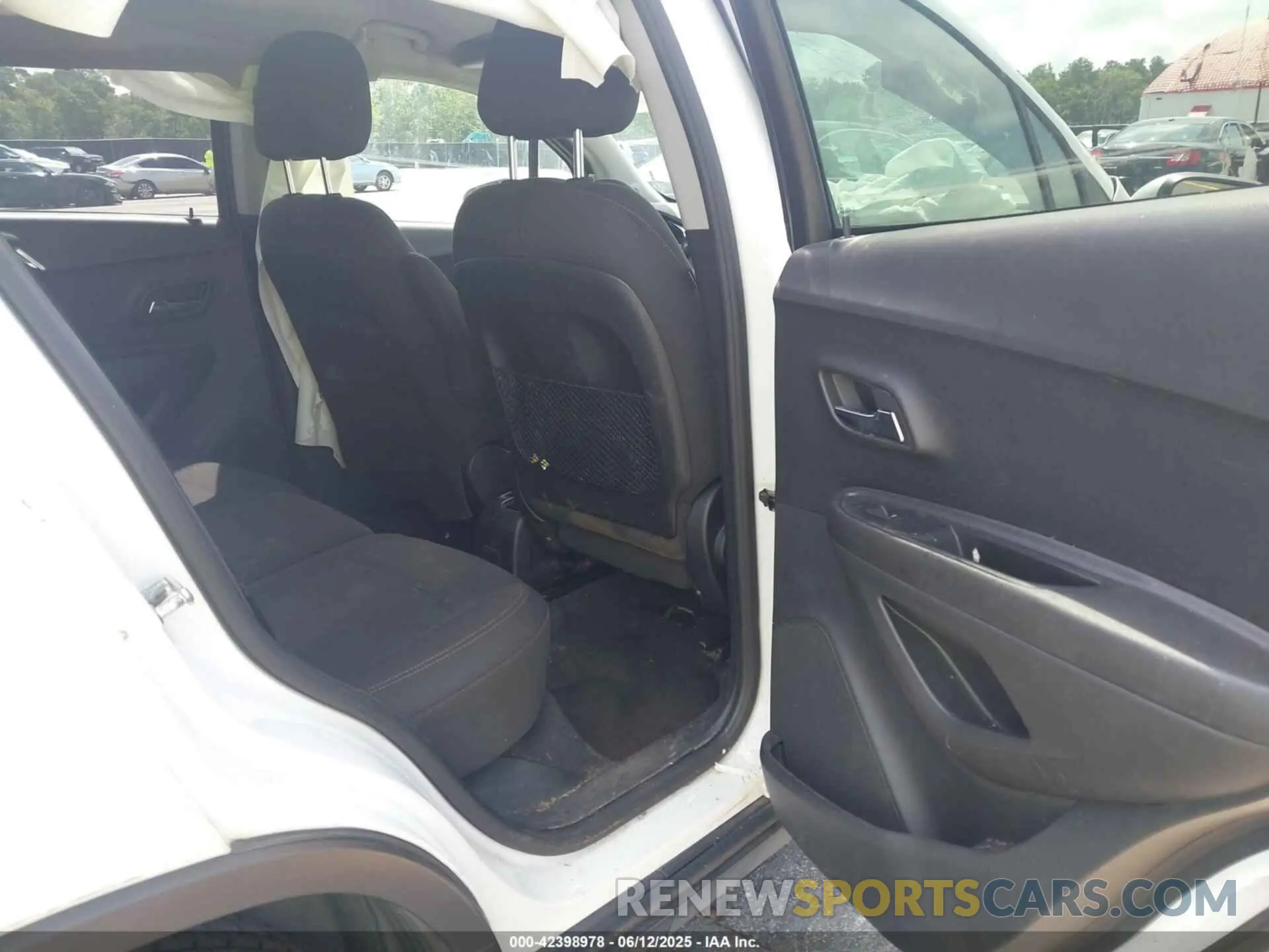 8 Photograph of a damaged car KL7CJKSB6LB030937 CHEVROLET TRAX 2020
