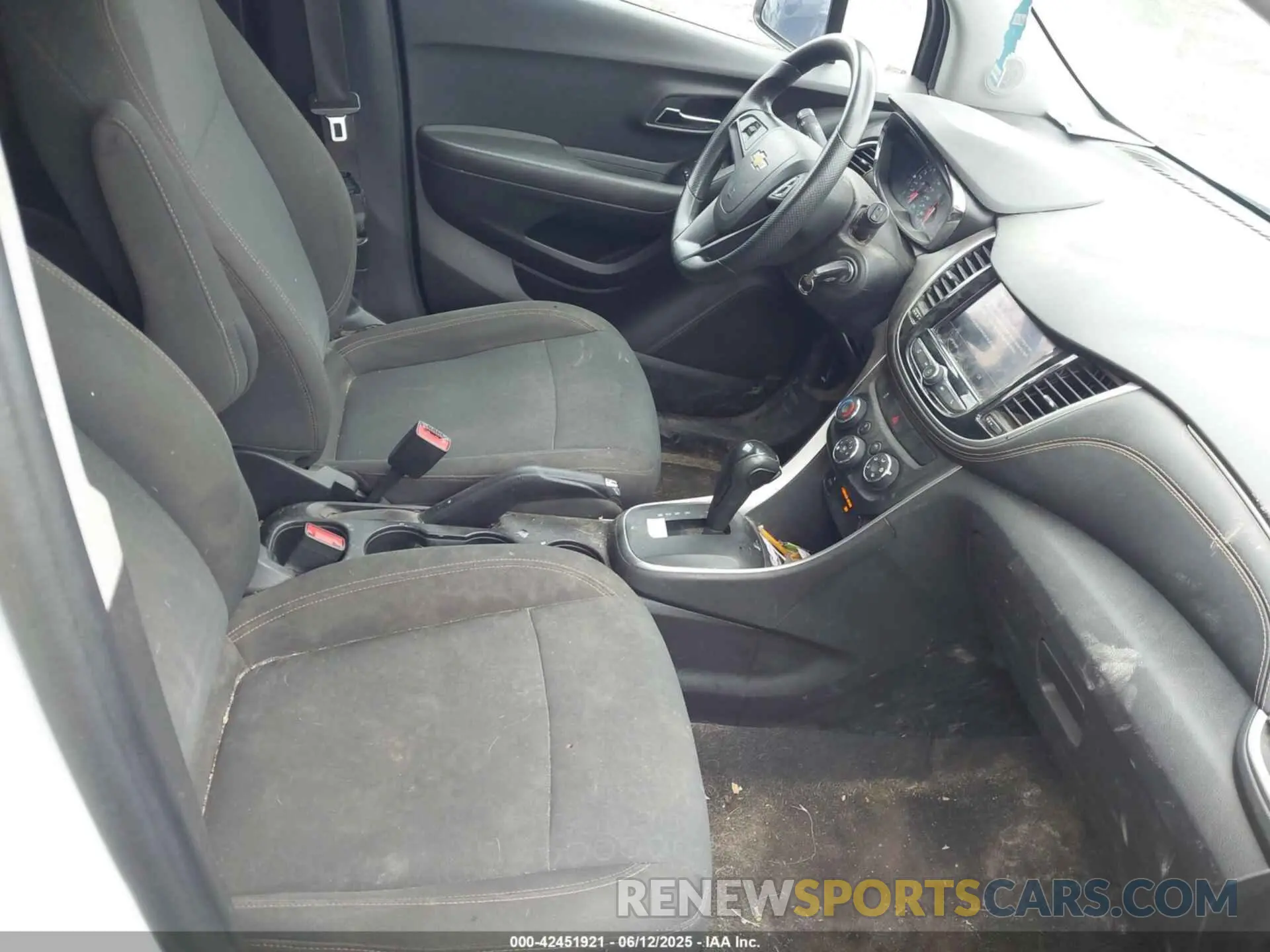 5 Photograph of a damaged car KL7CJKSB6LB086411 CHEVROLET TRAX 2020