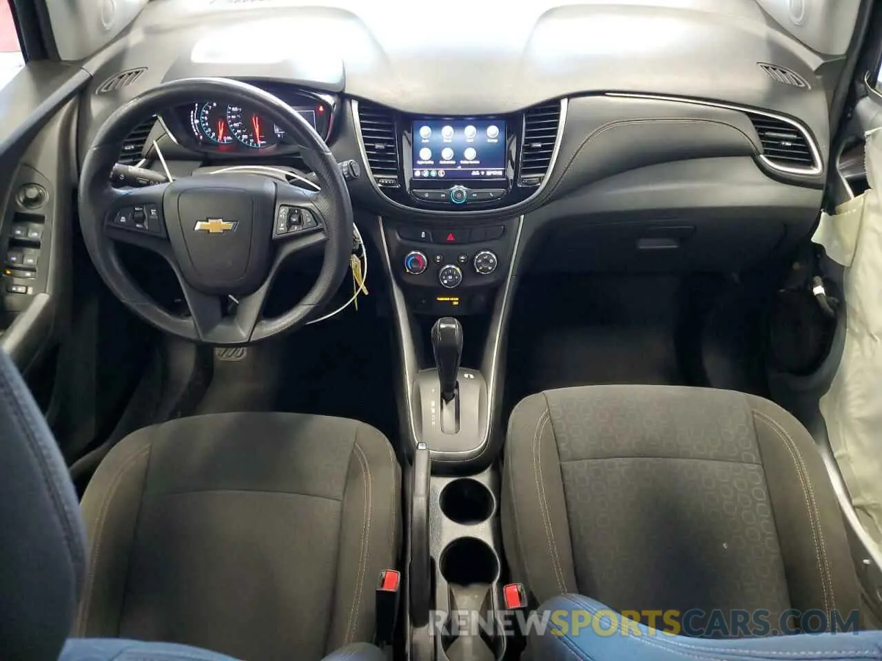 8 Photograph of a damaged car KL7CJKSB7LB317932 CHEVROLET TRAX 2020