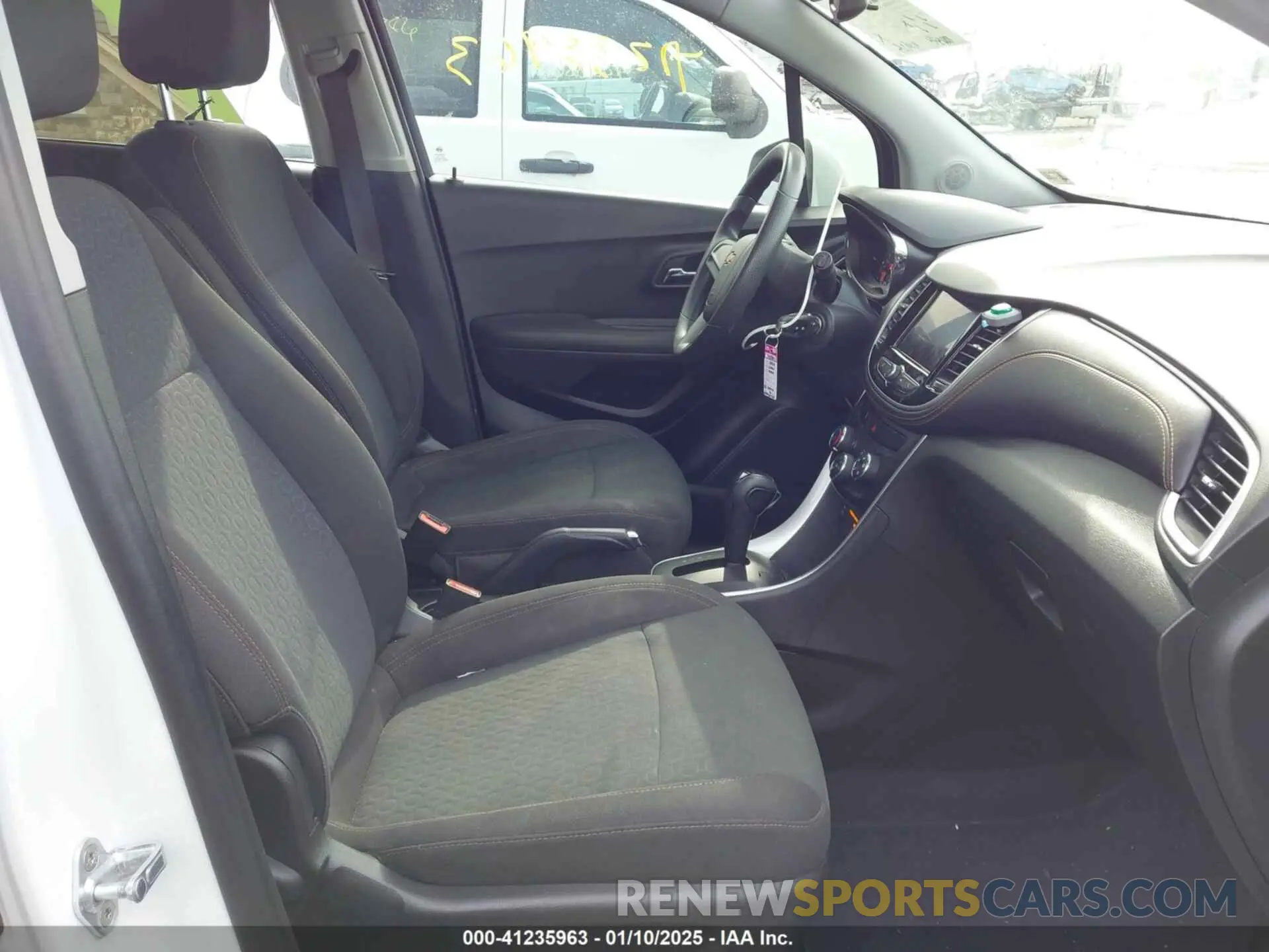 5 Photograph of a damaged car KL7CJKSB9LB079128 CHEVROLET TRAX 2020