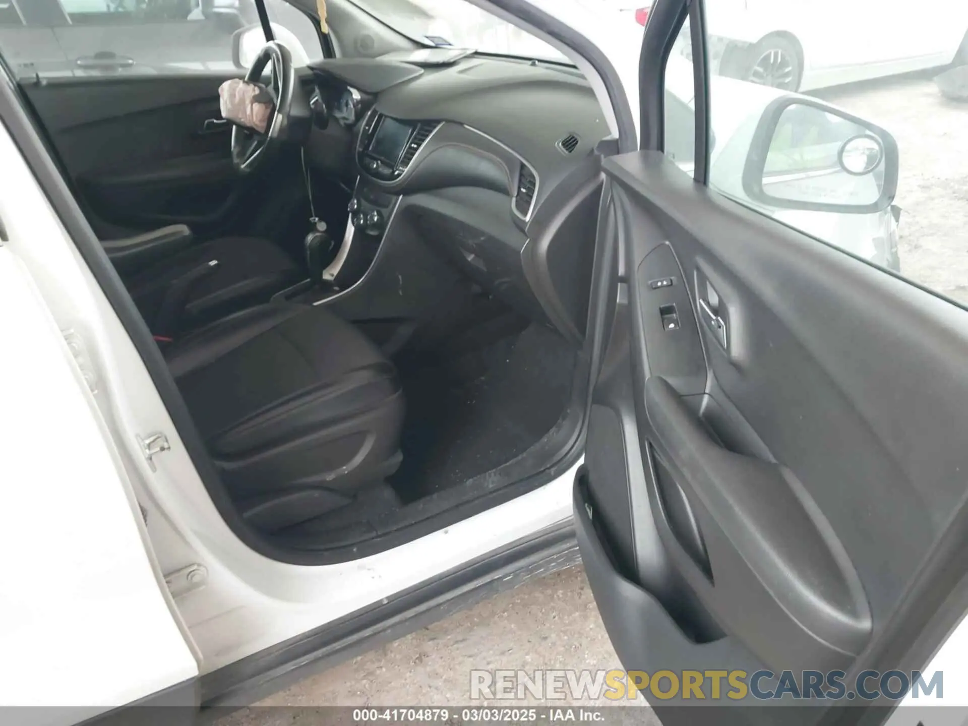 5 Photograph of a damaged car KL7CJLSBXLB010793 CHEVROLET TRAX 2020