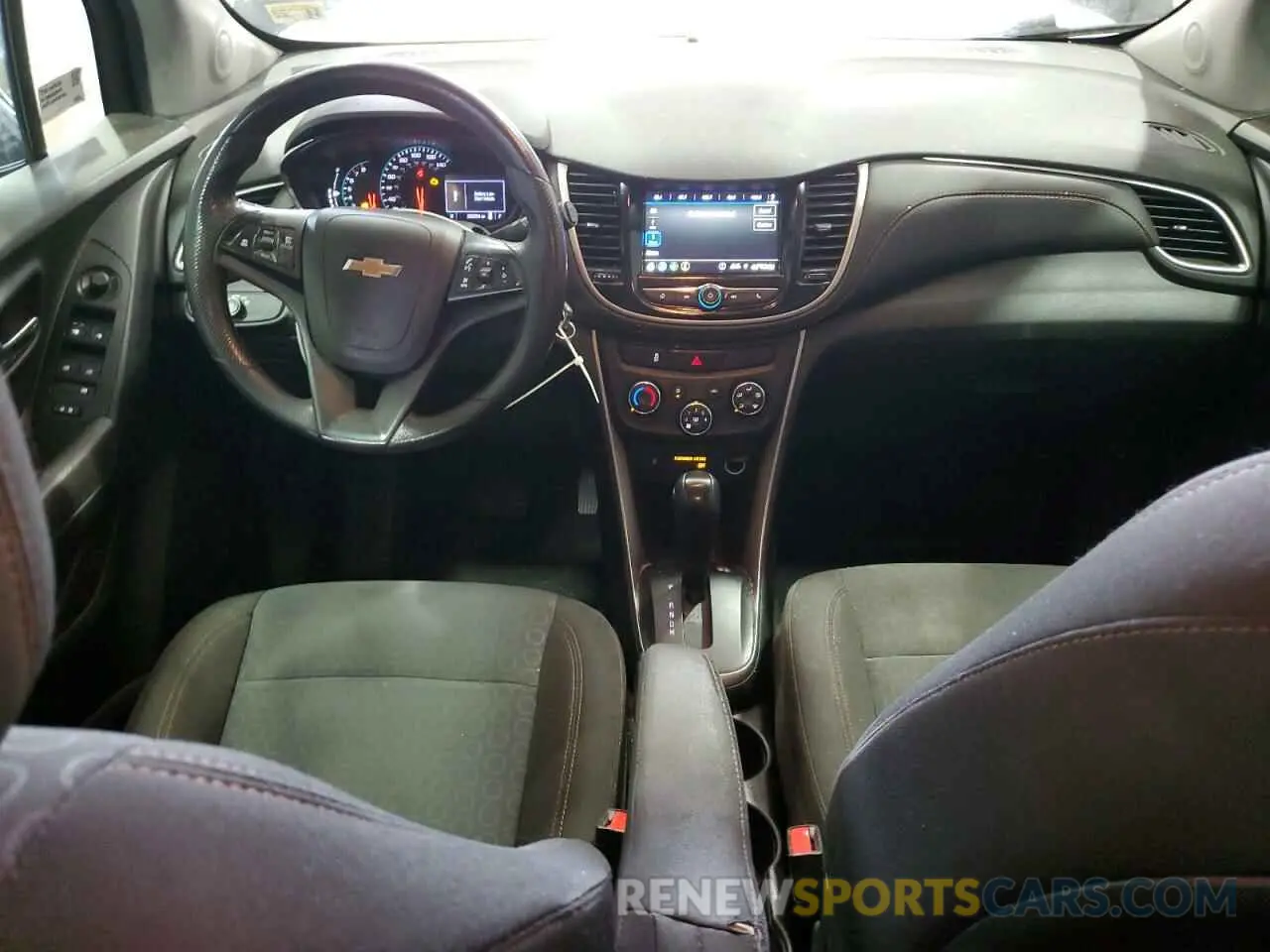 8 Photograph of a damaged car KL7CJNSB1LB032936 CHEVROLET TRAX 2020
