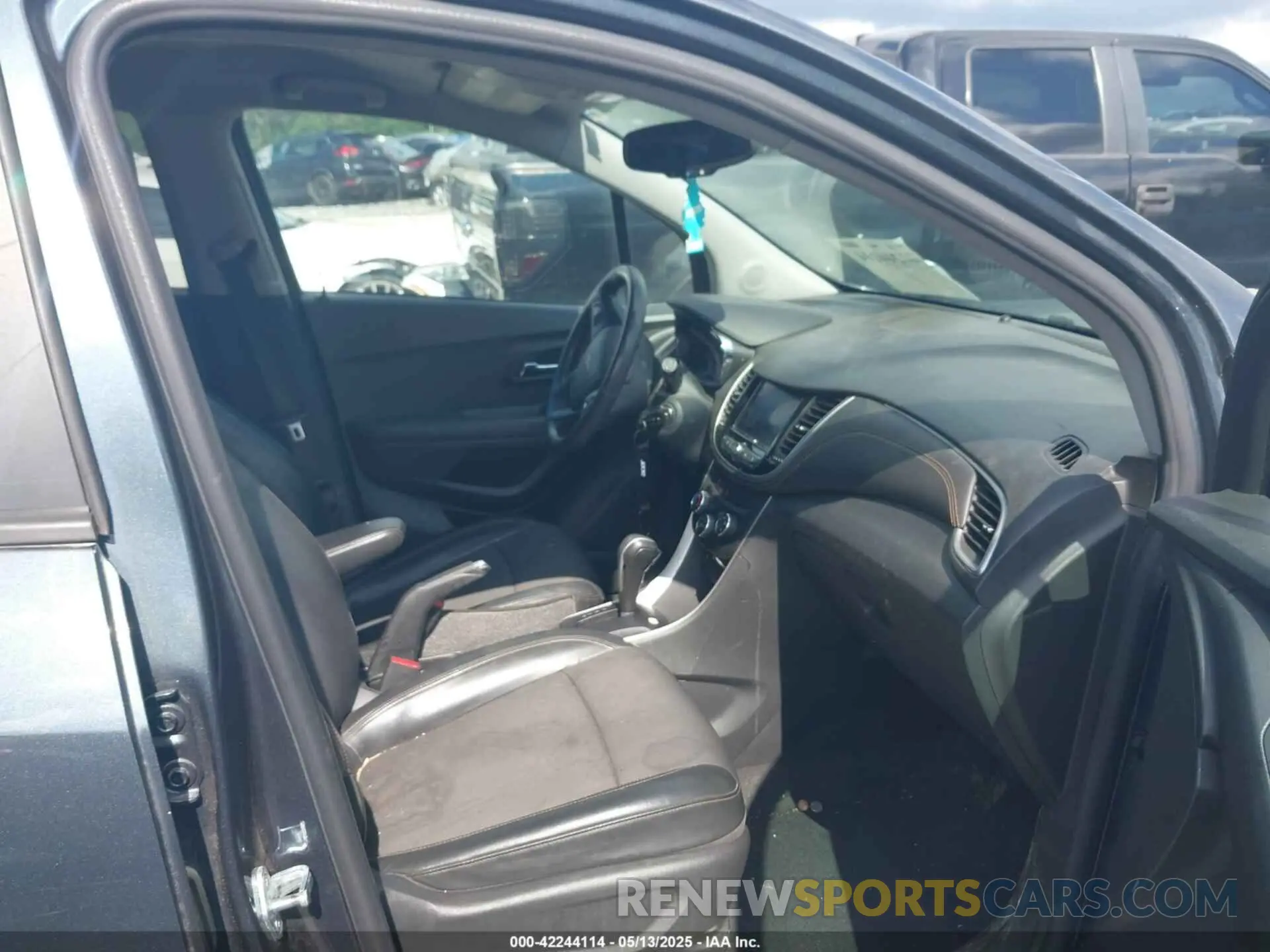 5 Photograph of a damaged car KL7CJLSB7MB325696 CHEVROLET TRAX 2021