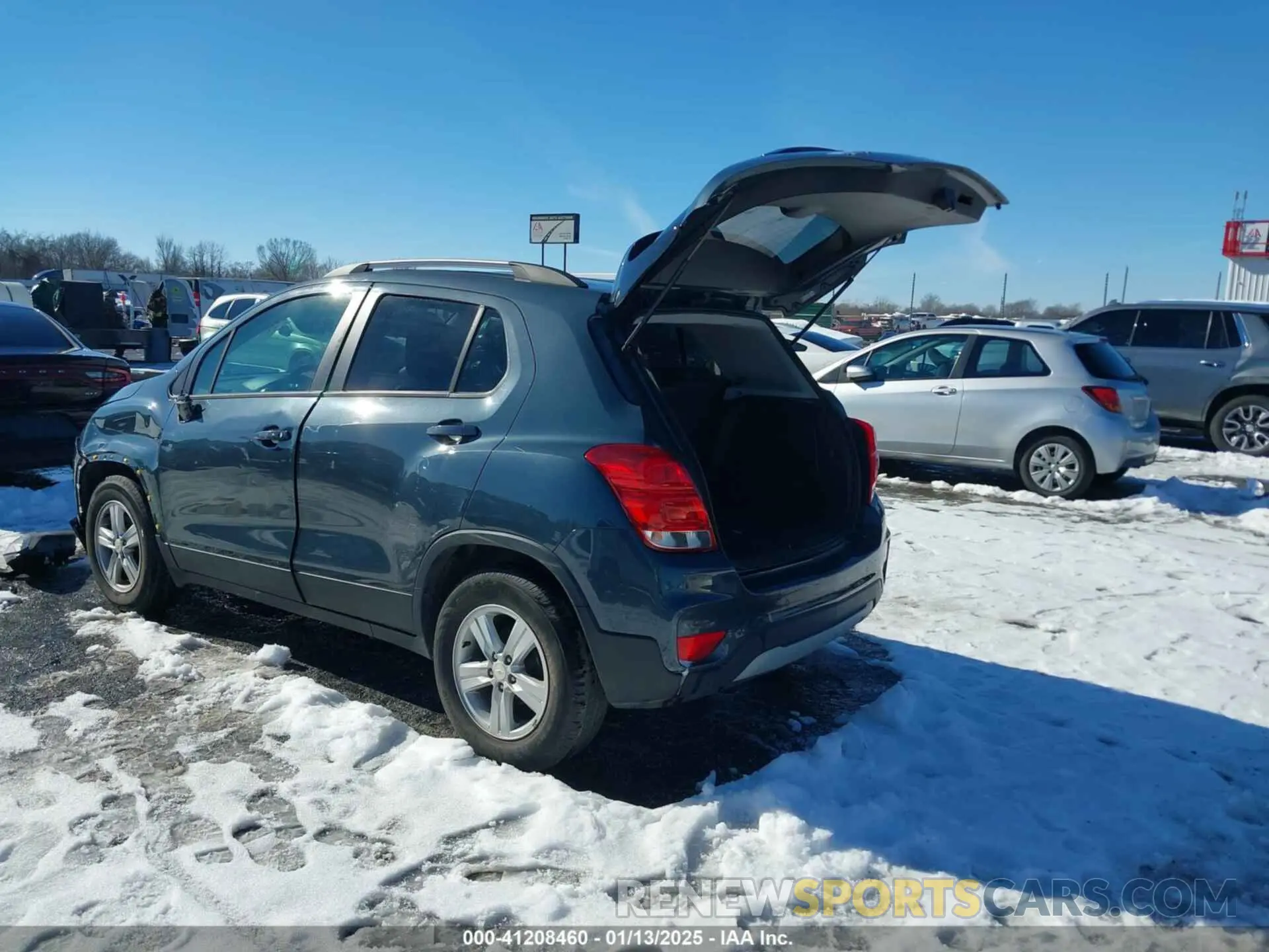 3 Фотография поврежденного автомобиля KL7CJLSM4MB374517 CHEVROLET TRAX 2021