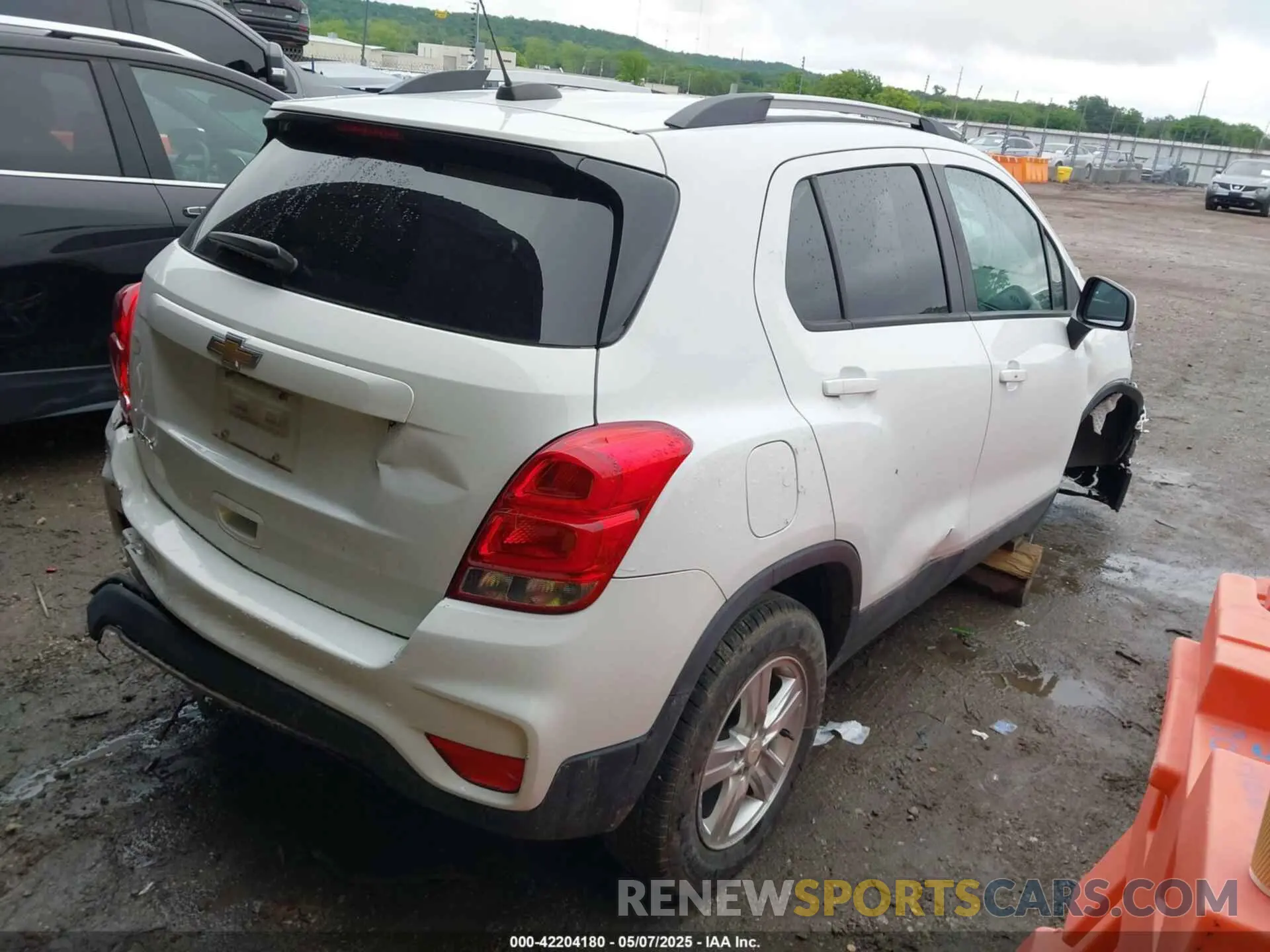 4 Photograph of a damaged car KL7CJLSM4NB500909 CHEVROLET TRAX 2022