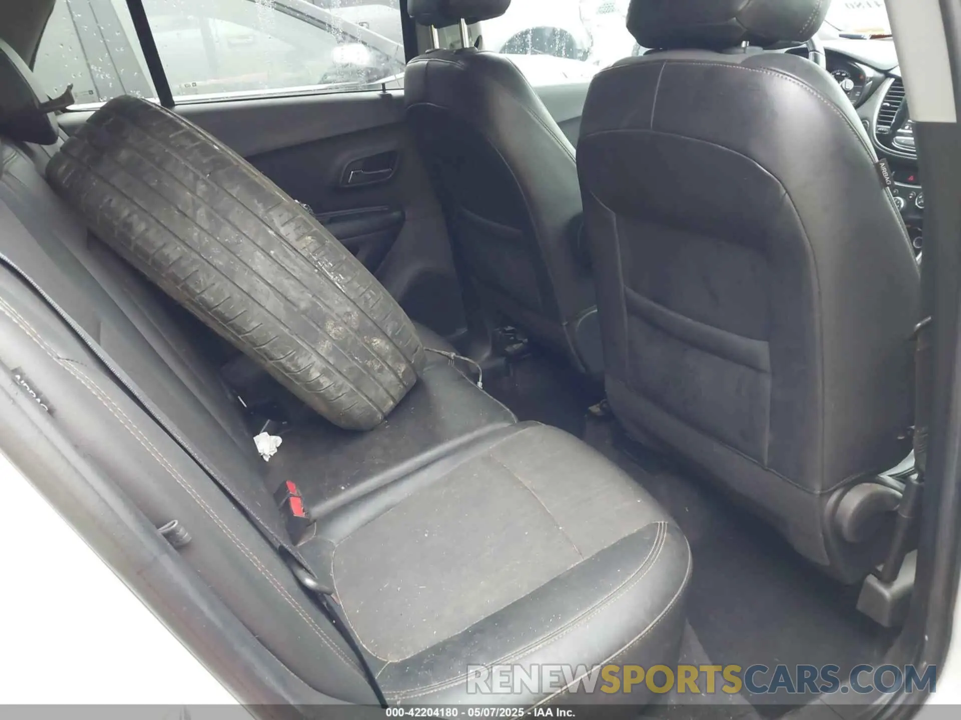8 Photograph of a damaged car KL7CJLSM4NB500909 CHEVROLET TRAX 2022
