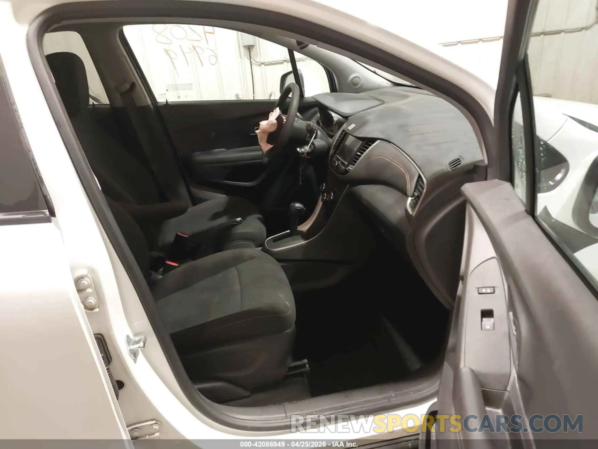 5 Photograph of a damaged car KL7CJNSM0NB547818 CHEVROLET TRAX 2022
