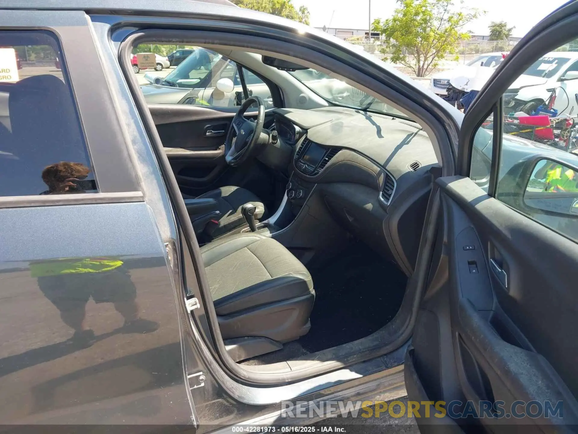 5 Photograph of a damaged car KL7CJPSMXNB557865 CHEVROLET TRAX 2022