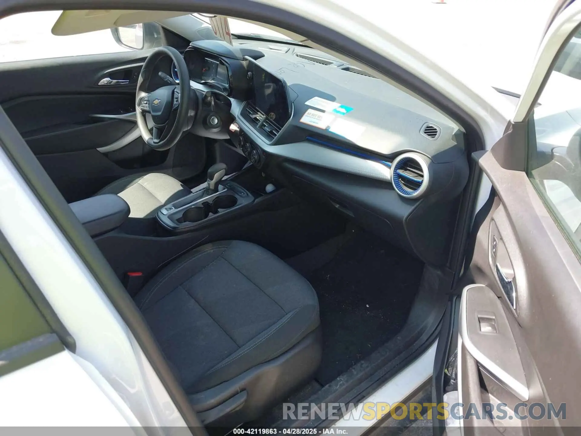 5 Фотография поврежденного автомобиля KL77LFE21RC140053 CHEVROLET TRAX 2024