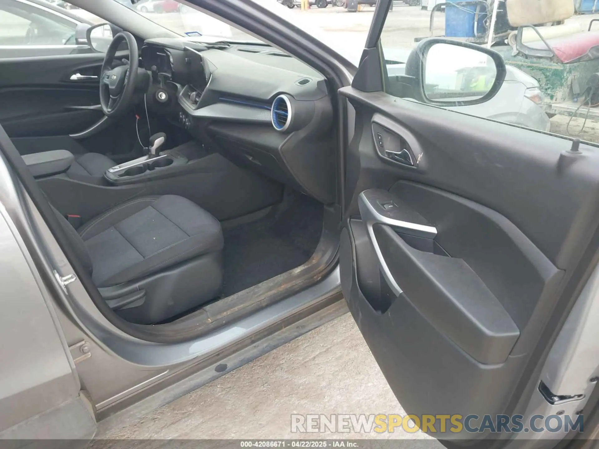 5 Photograph of a damaged car KL77LFE26RC144292 CHEVROLET TRAX 2024