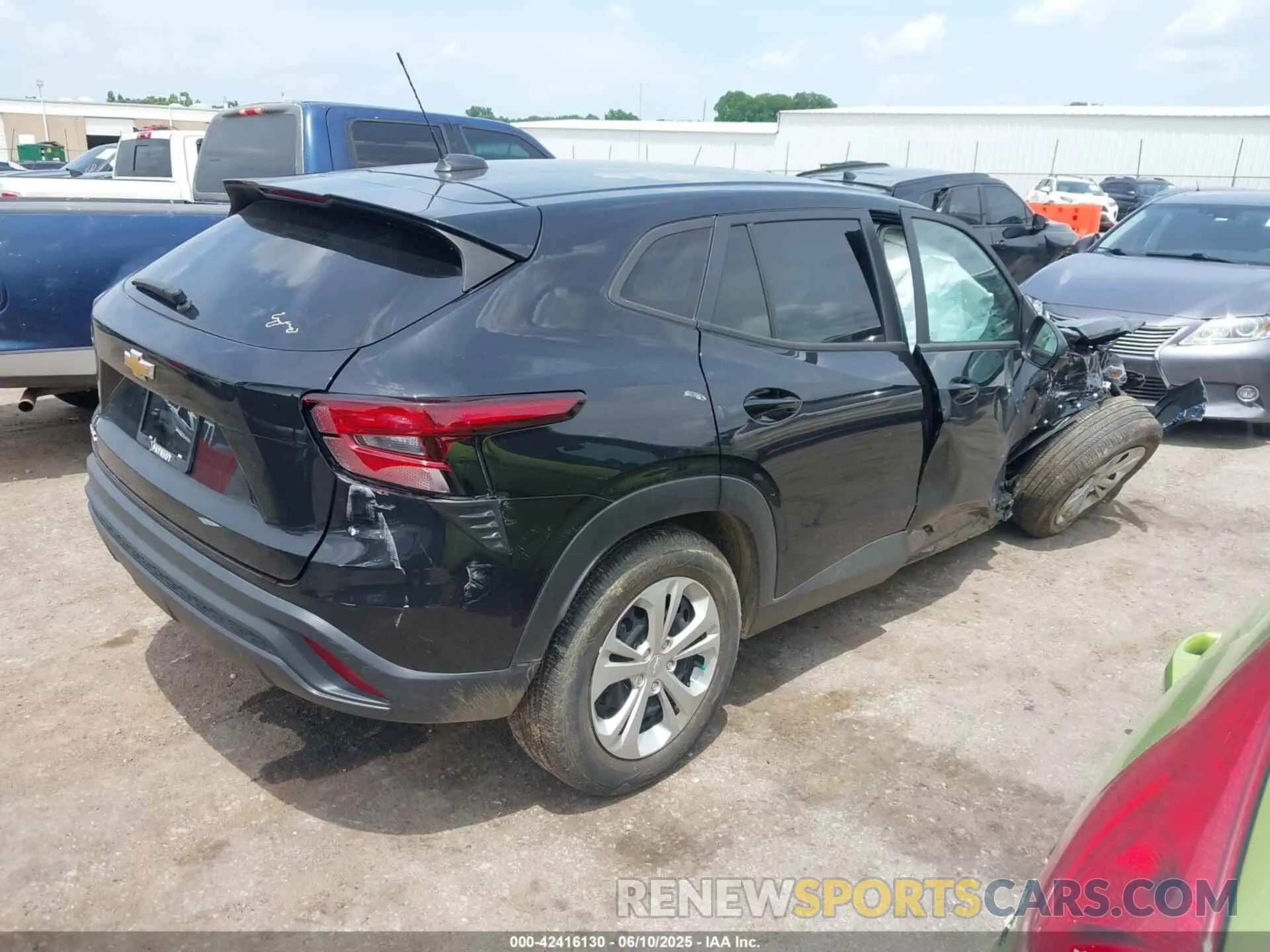 4 Фотография поврежденного автомобиля KL77LFE29RC144027 CHEVROLET TRAX 2024