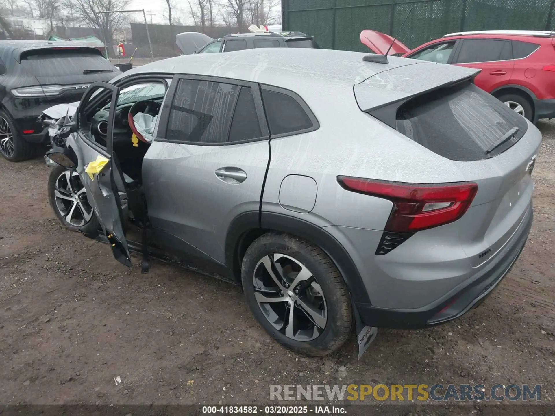 3 Фотография поврежденного автомобиля KL77LGE21RC152404 CHEVROLET TRAX 2024