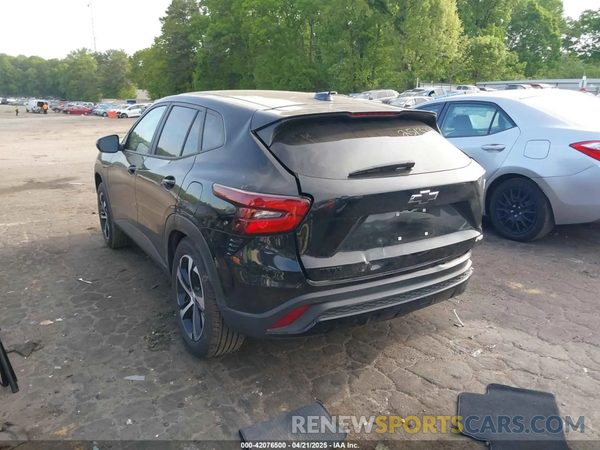 3 Фотография поврежденного автомобиля KL77LGE22RC223836 CHEVROLET TRAX 2024