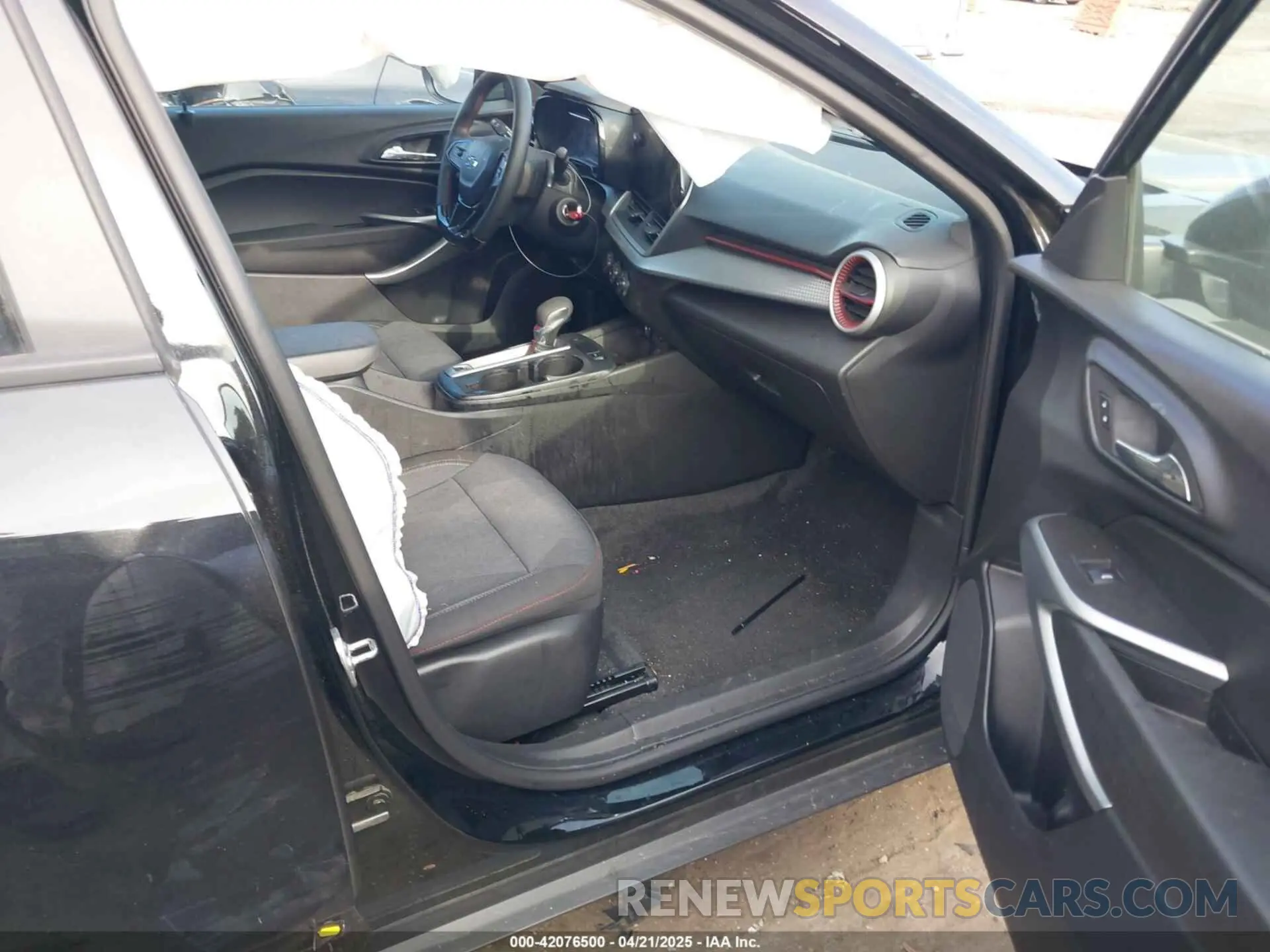 5 Фотография поврежденного автомобиля KL77LGE22RC223836 CHEVROLET TRAX 2024