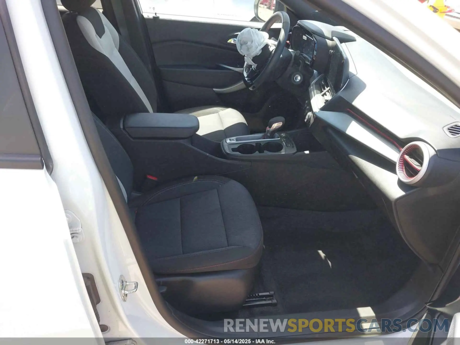 5 Фотография поврежденного автомобиля KL77LGE23RC190779 CHEVROLET TRAX 2024