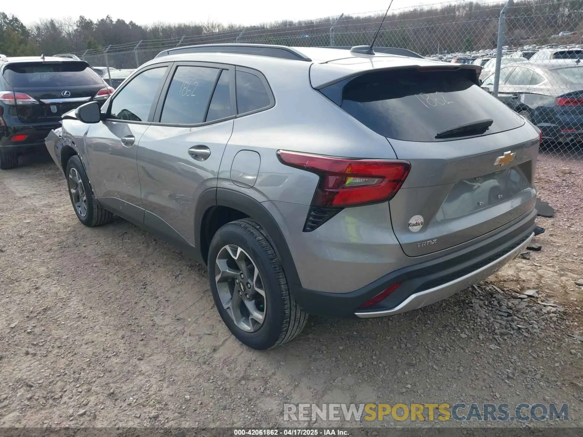 3 Фотография поврежденного автомобиля KL77LHE21RC028381 CHEVROLET TRAX 2024