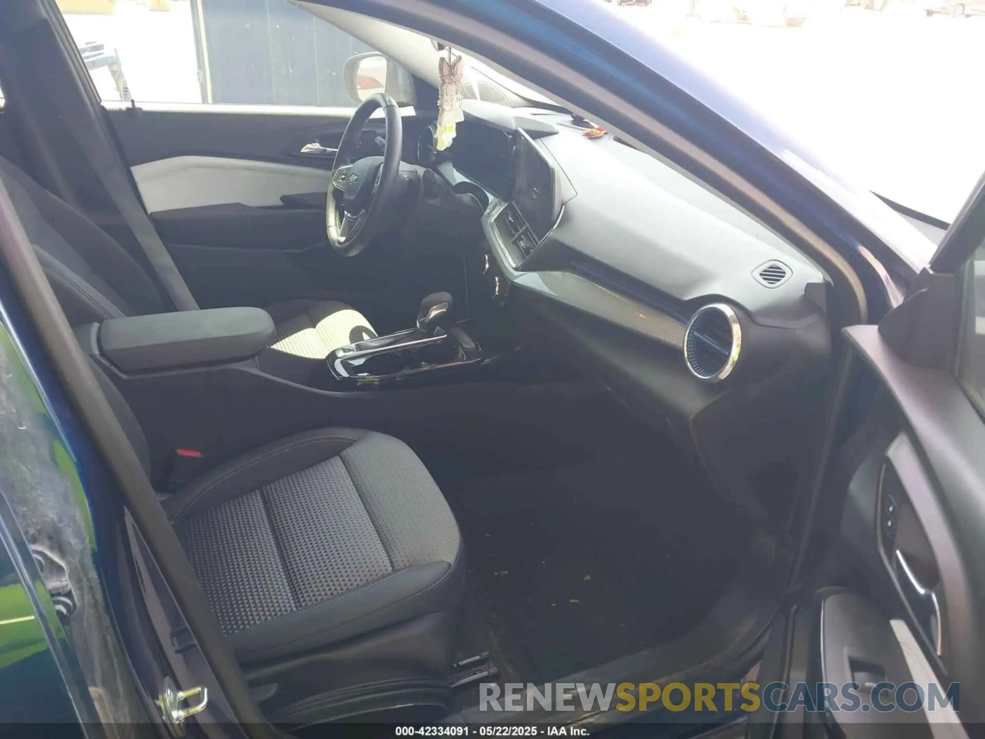 5 Photograph of a damaged car KL77LHE21RC059887 CHEVROLET TRAX 2024