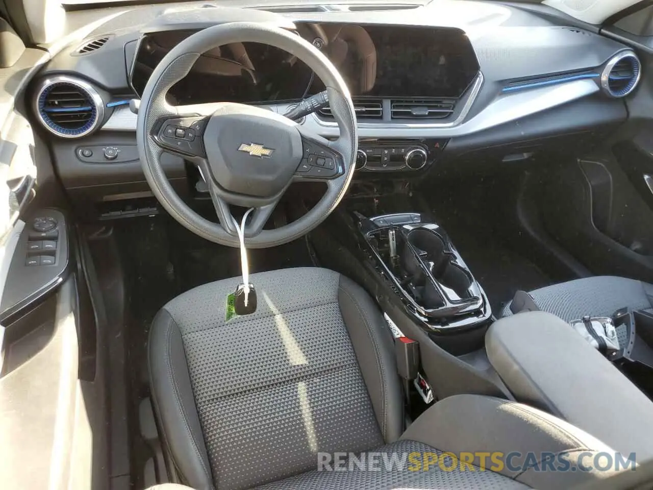 8 Фотография поврежденного автомобиля KL77LHE21RC232145 CHEVROLET TRAX 2024