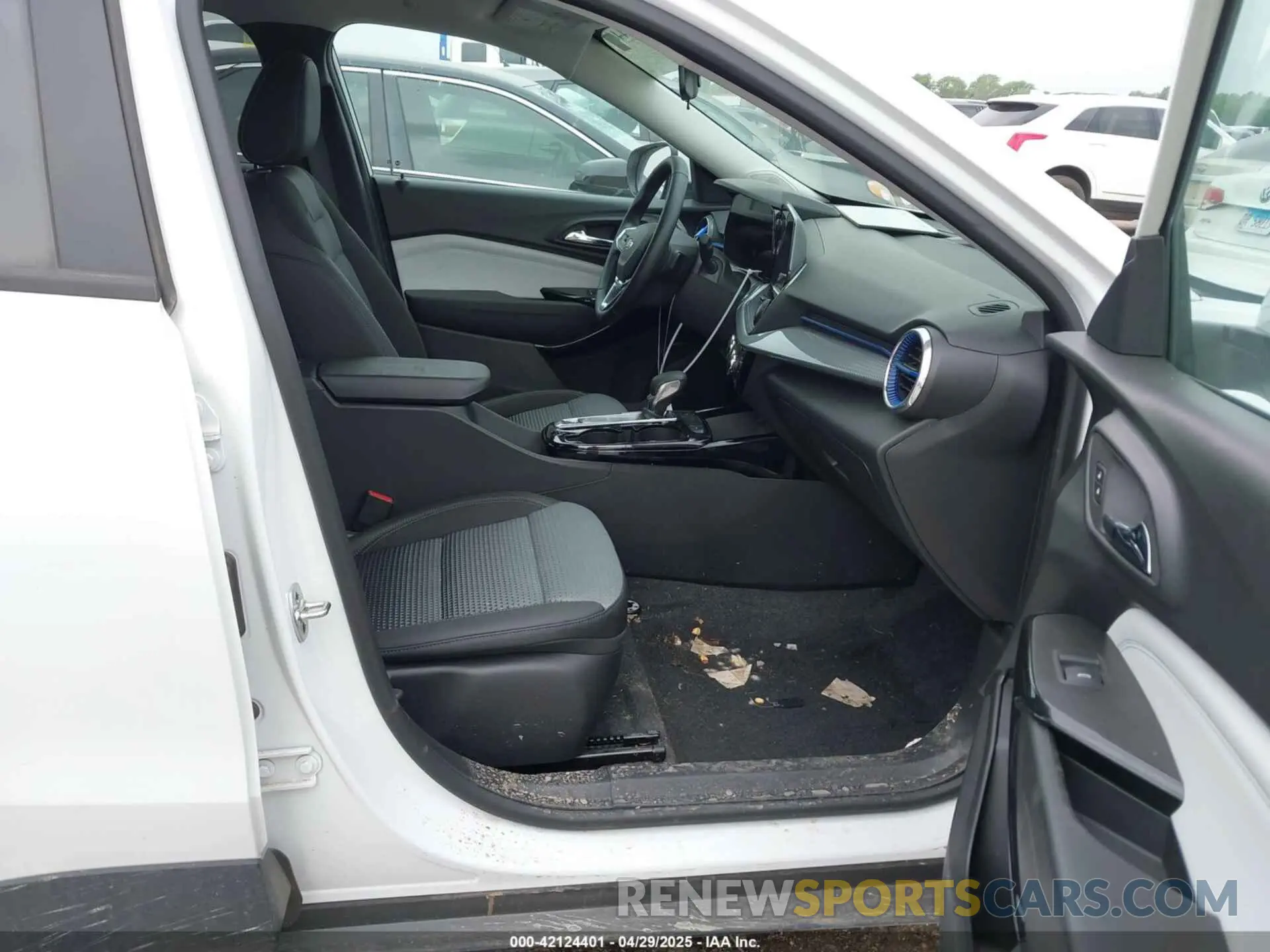 5 Photograph of a damaged car KL77LHE22RC219808 CHEVROLET TRAX 2024